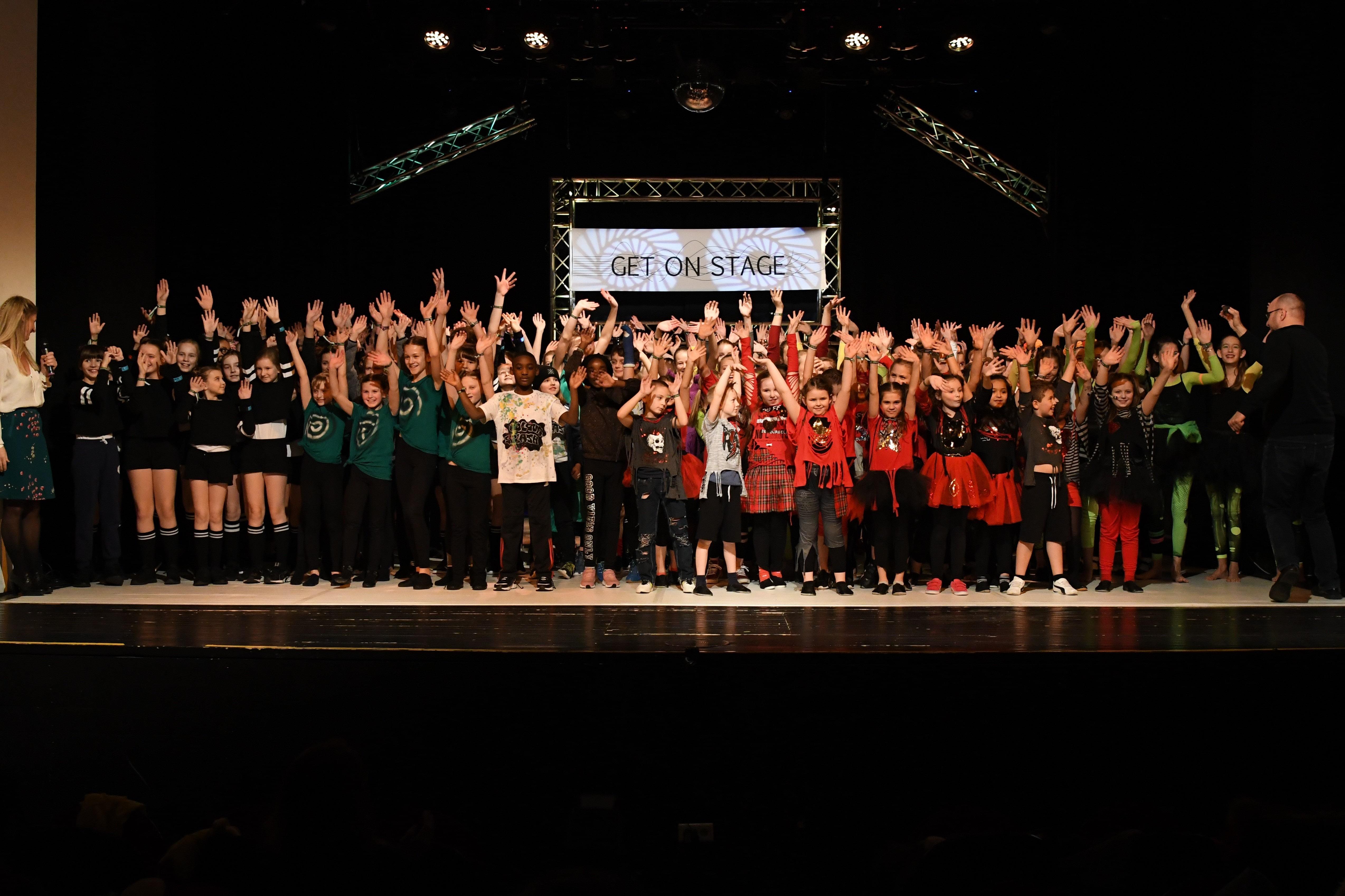 800 junge Tanzbegeisterte nutzten die große Bühne für HipHop, Folklore und Tanztheater.