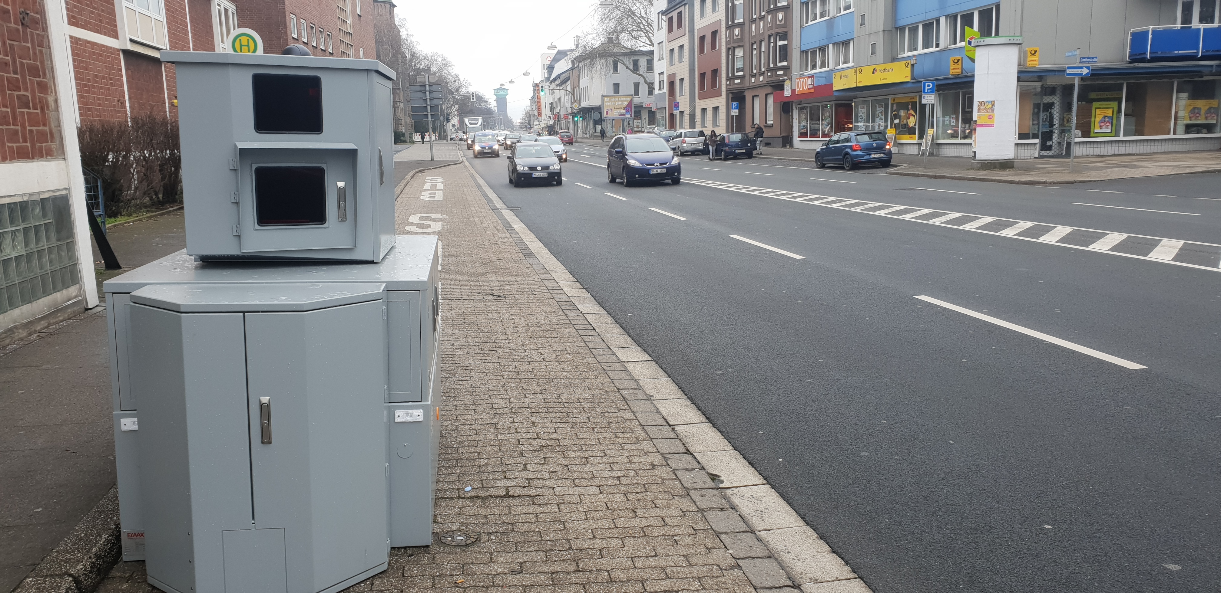Vor dem St.-Josef-Hospital steht die neue stationäre Geschwindigkeitsmessanlage. Foto: Carsten Walden