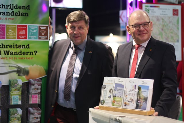 Weezes Bürgermeister Ulrich Francken und sein Gocher Kollege Ulrich Knickrehm (rechts) freuen sich über das Projekt.Fotos: Bürvenich