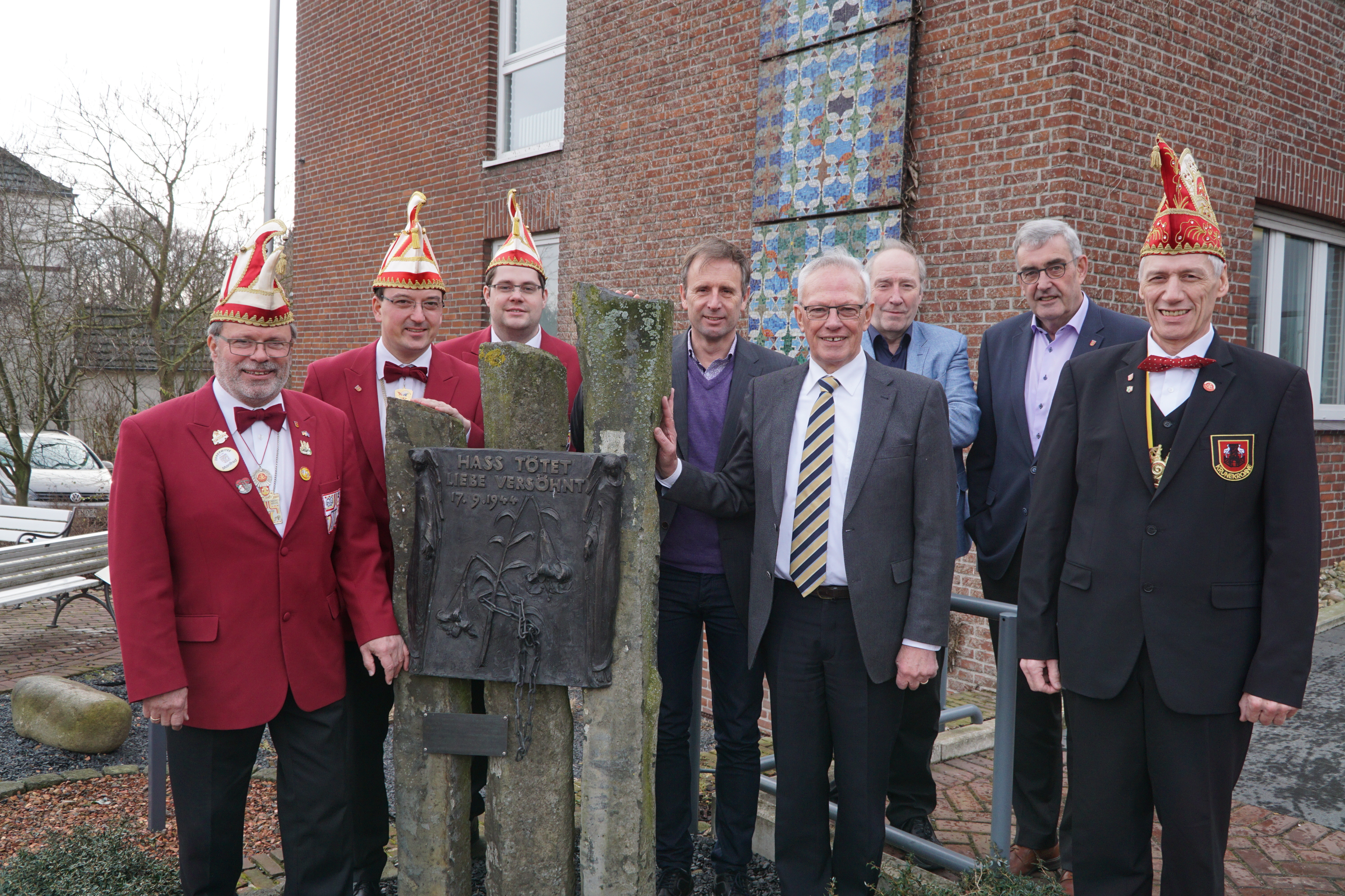 Die Aktiven der Krunekroane, Bürgermeister Günter Steins und die Vertreter der Stiftung freuen sich über diesen besonderen Preis, der im Karneval verliehen wird.