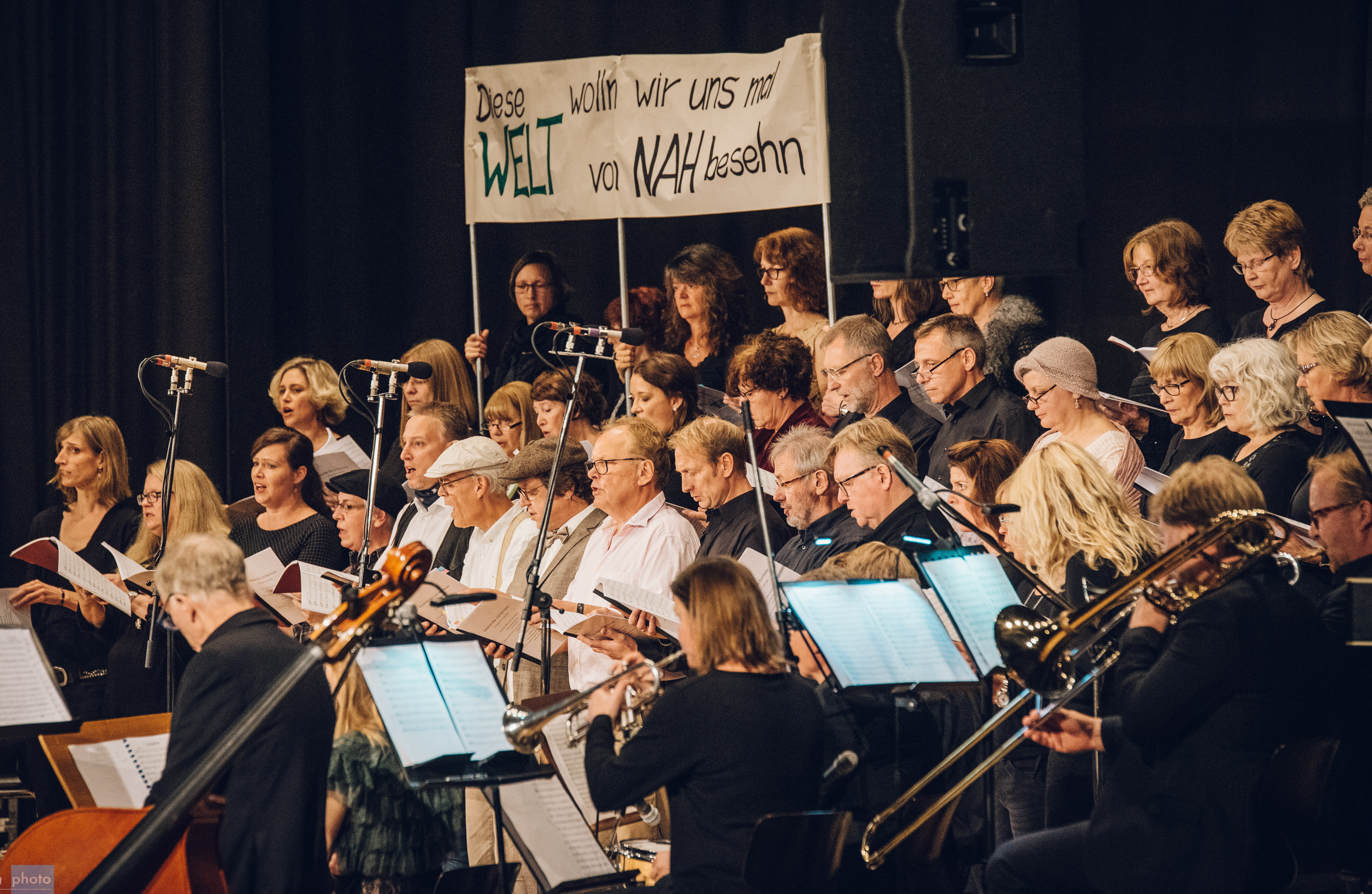 Der Chor "Die letzten Heuler" bei einer Aufführung.