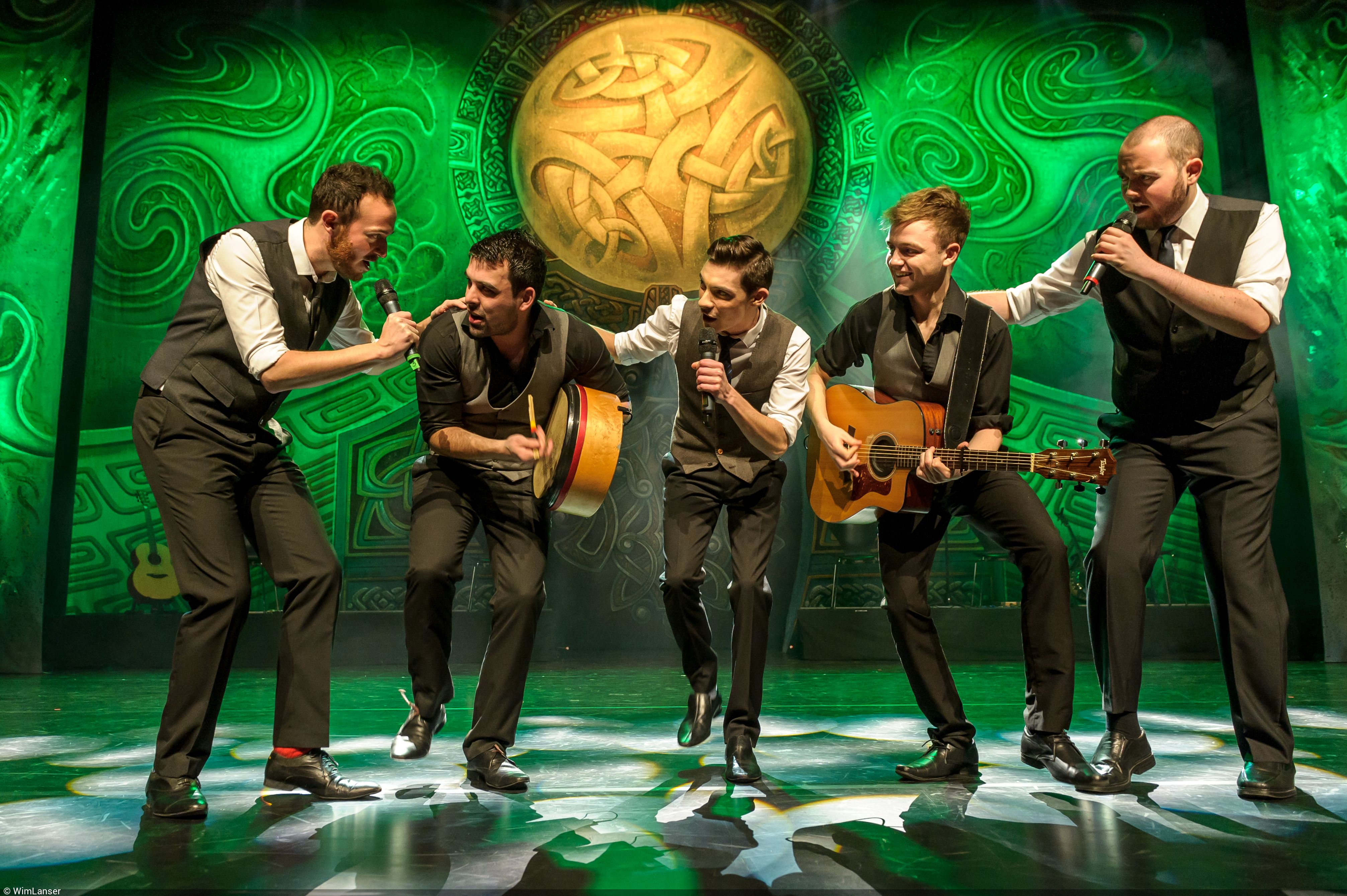 Auch die Musiker von Rhythm of the Dance beweisen eine rasante Geschwindigkeit auf ihren Instrumenten.