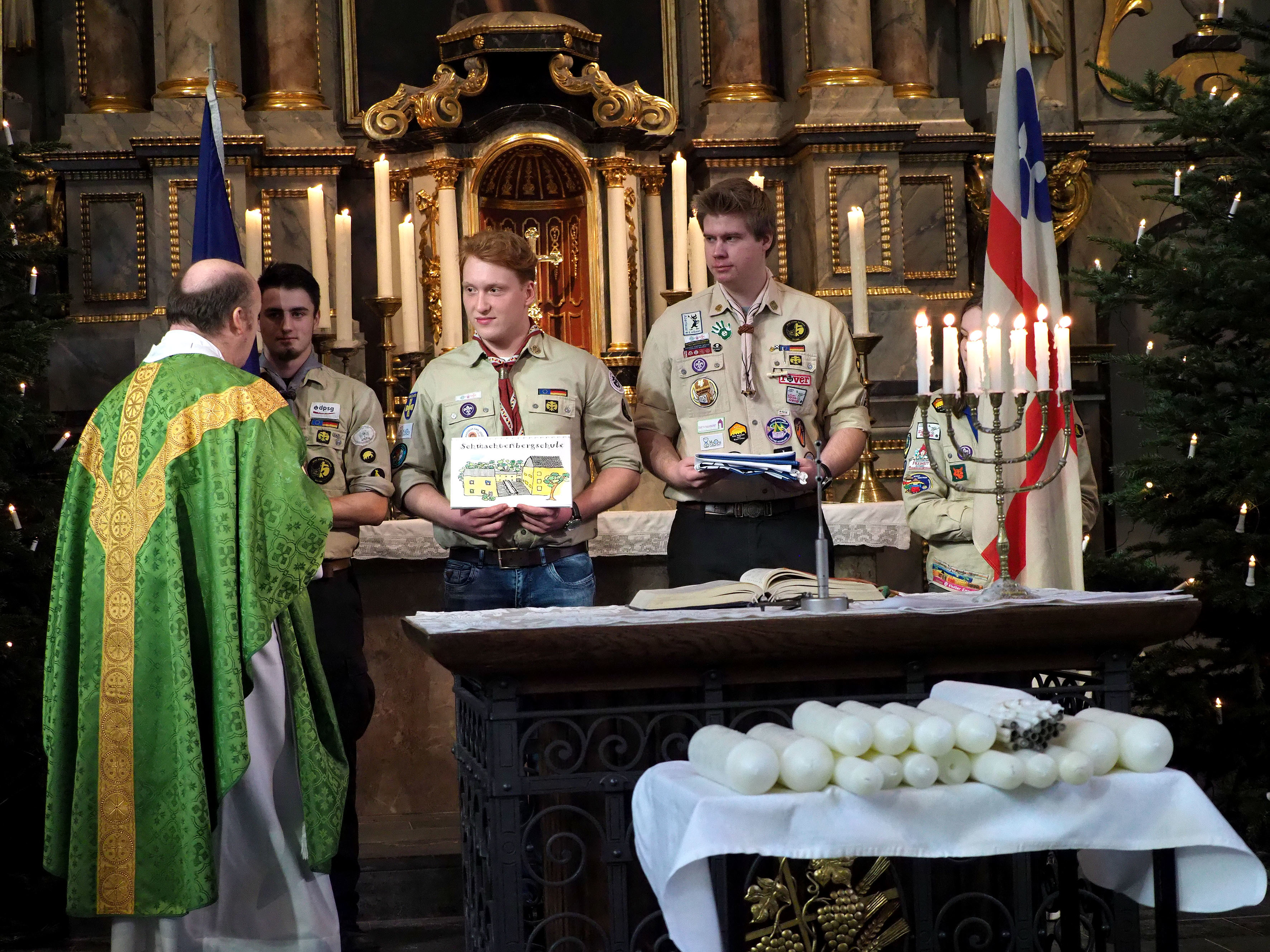 Im Rahmen des Sonntagsgottesdienstes in der Kirche St. Peter verabschiedete Pfarrer Sven Goldhammer die beiden Pfadfinder Yannick Sandhoff (rechts) und Lennart Stegemann vom Stamm Kattwiga, die am 12. Februar für zwei Wochen die Partnergemeinde St. José in Cedros (Honduras) besuchen.