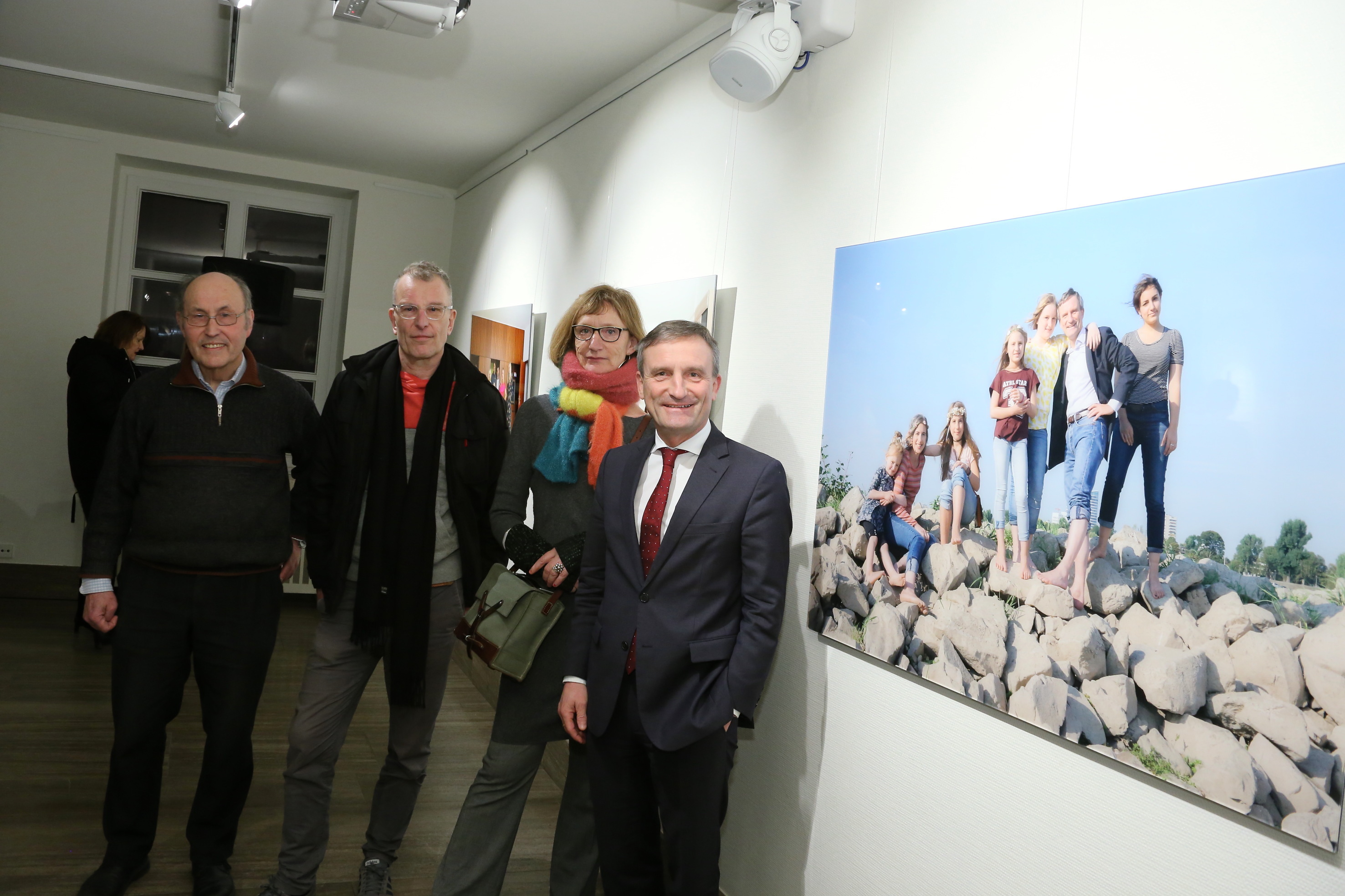 Eröffneten die Ausstellung "FAMILIA" im Rathaus (v.l.): Bruder Peter Amendt (vision:teilen e.V.), Hubert Ostendorf (fiftyfifty), Fotografin Katharina Mayer und Oberbürgermeister Thomas Geisel.
Foto: Landeshauptstadt Düsseldorf/Ingo Lammert