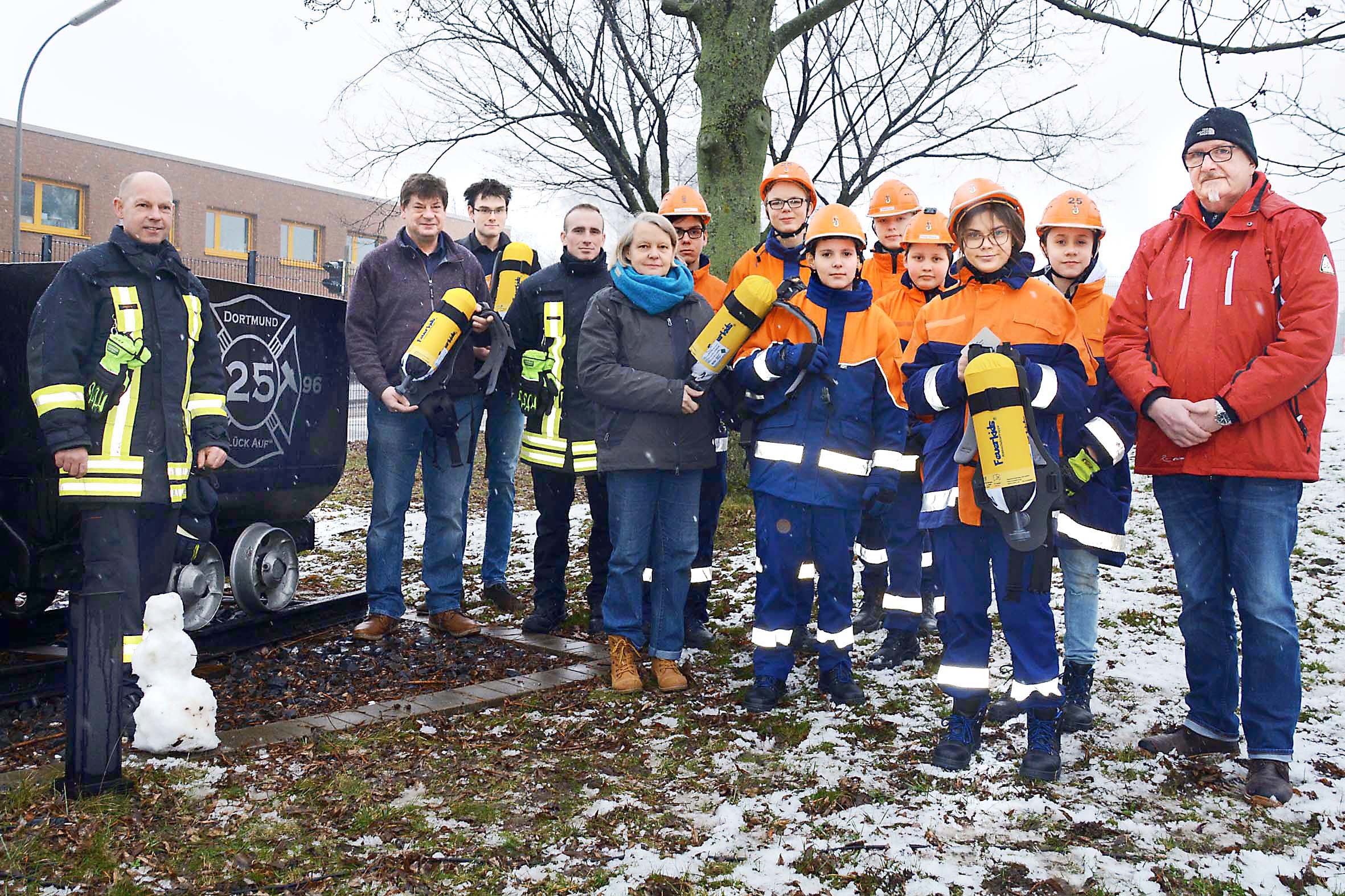 Bei der Spendenübergabe: Mitglieder der Jugendfeuerwehr und des Löschzugs Eving/Brechten, die Sponsoren Detlev Niemitz (2.v.l.) und Brigitte Renner-Niemitz (vorne, Mitte) sowie Manfred Schlüter (r.), Löschzugführer des Löschzugs 25.