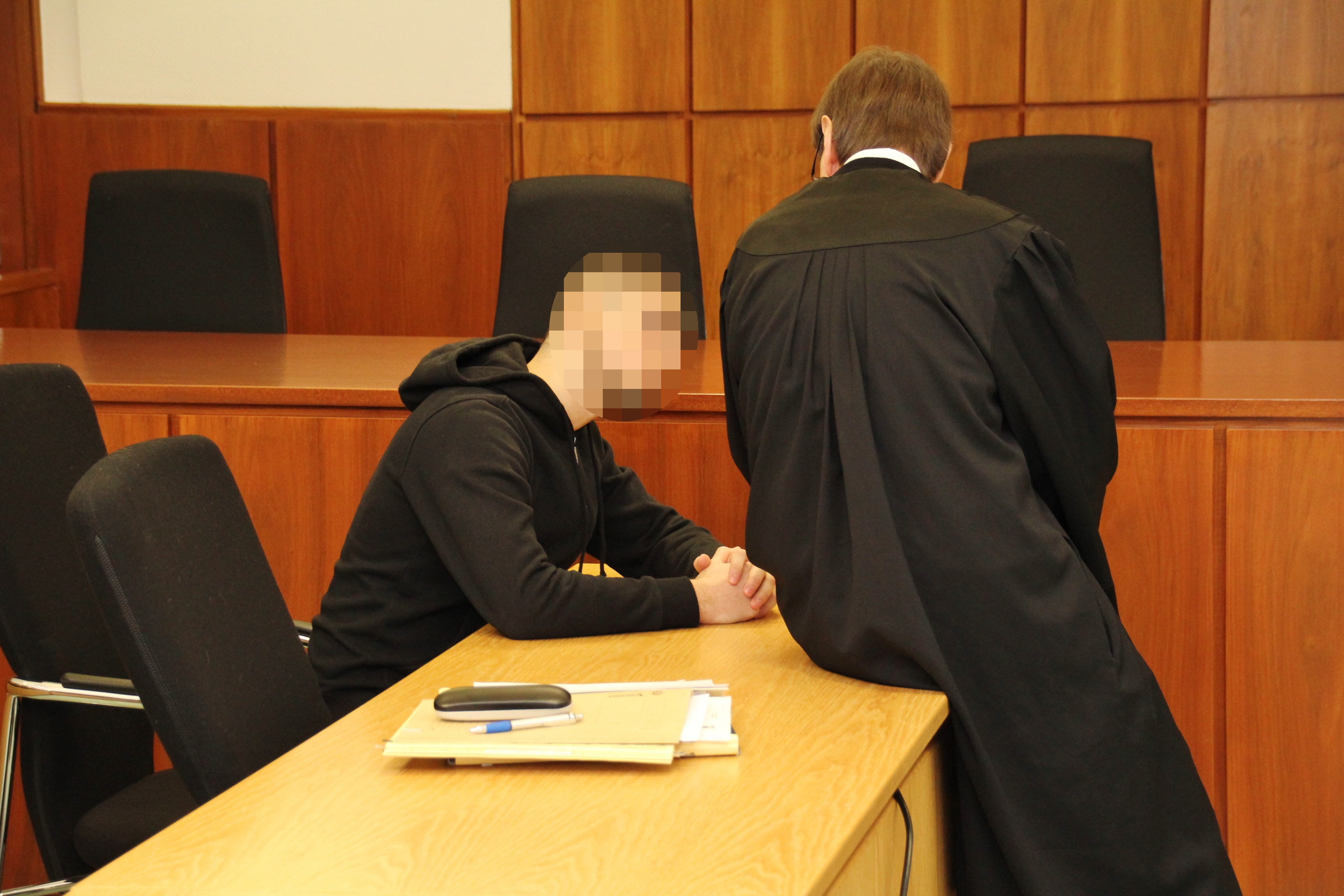 Der 19 Jahre alte Haupttäter, zur Zeit in Haft, der drei Überfälle auf Rewe-Märkte gestanden, seine Mittäter aber bisher nicht genannt hat.