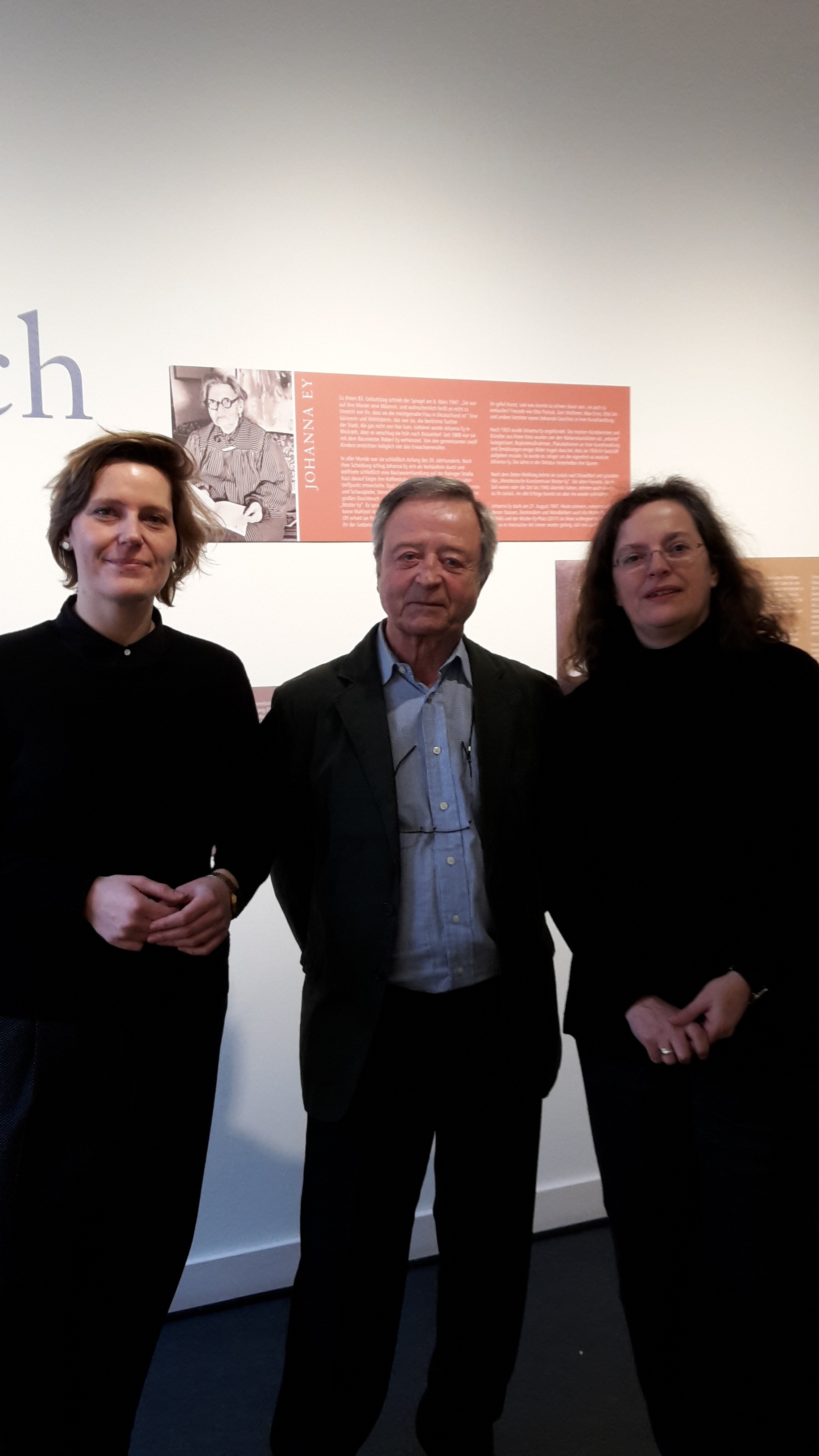 Peter Neyses Mutter Hilde gehört zu den mutigen Frauen, die in der von Kuratorin Astrid Hirsch (l.) und Hildegard Jakobs, stellvertretende Leiterin der Mahn- und Gedenkstätte, entwickelten Sonderausstellung zu sehen sind.