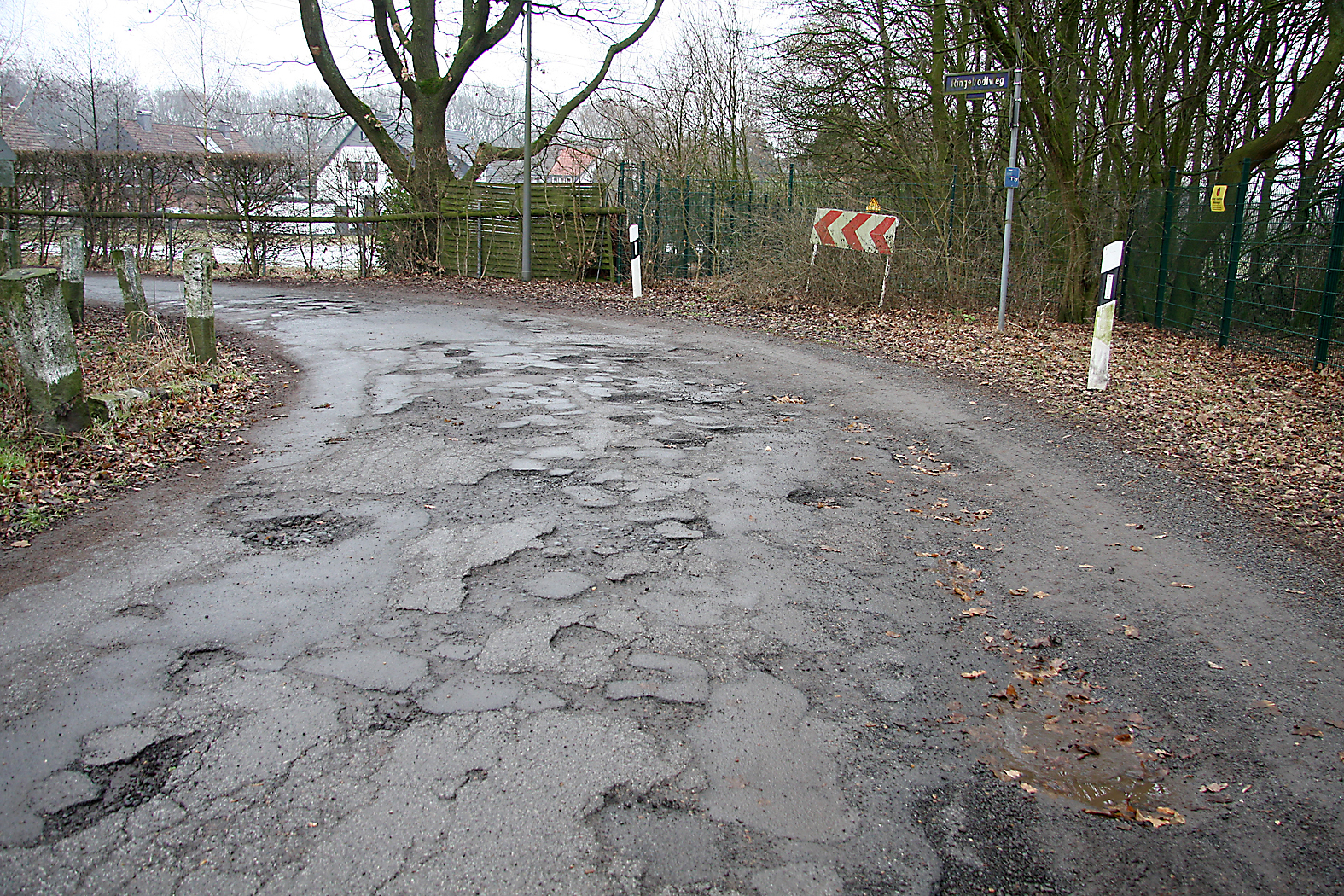 Die marode Wewelingstraße, die 2020 oder später erneuert werden soll, liegt im direkten Umfeld der Umspannanlage.