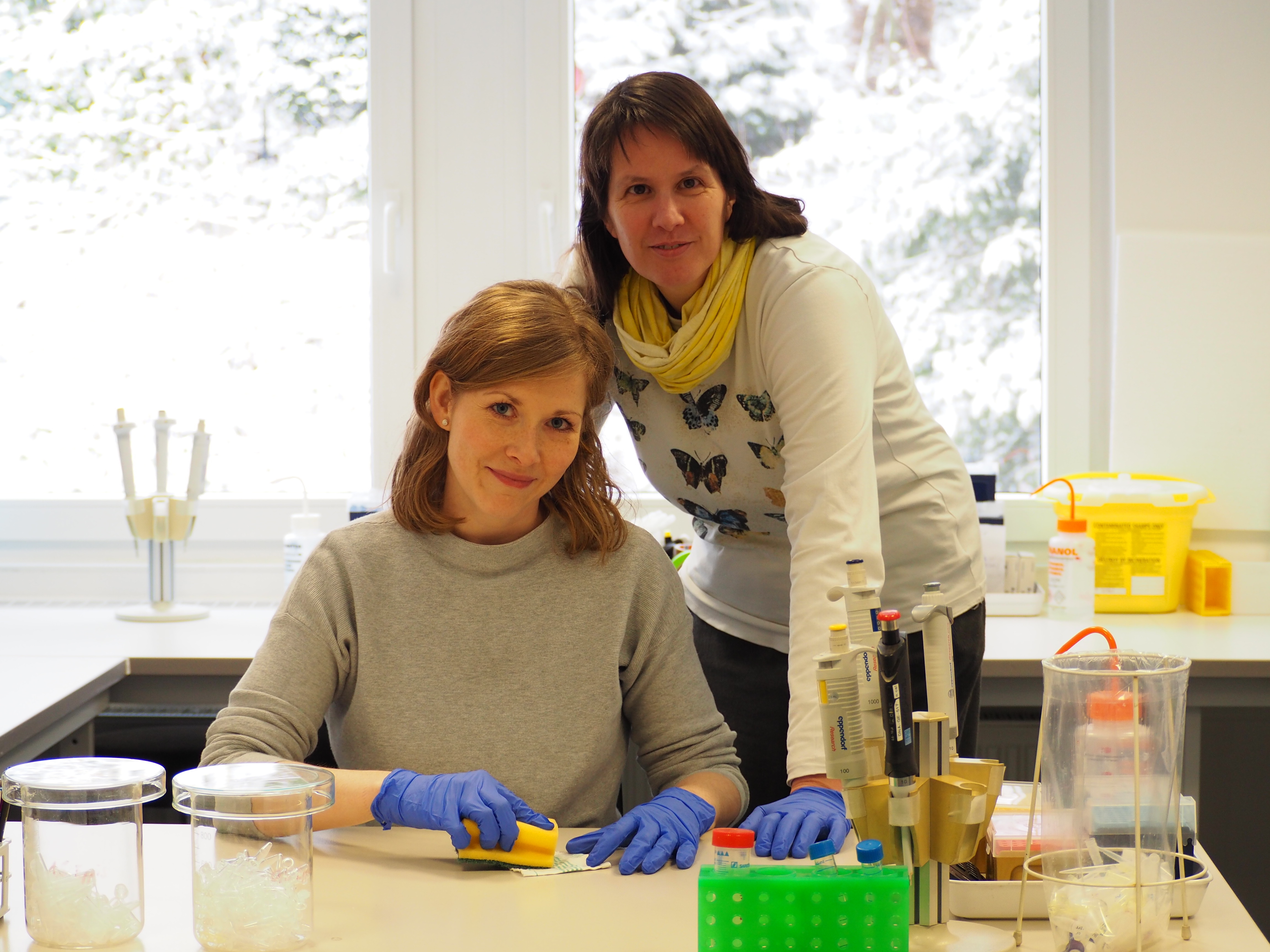 Auch nach der Reinigung bleiben oft genügend Spuren: Dr. Janine Helmus, dahinter Prof. Dr. Micaela Poetsch.