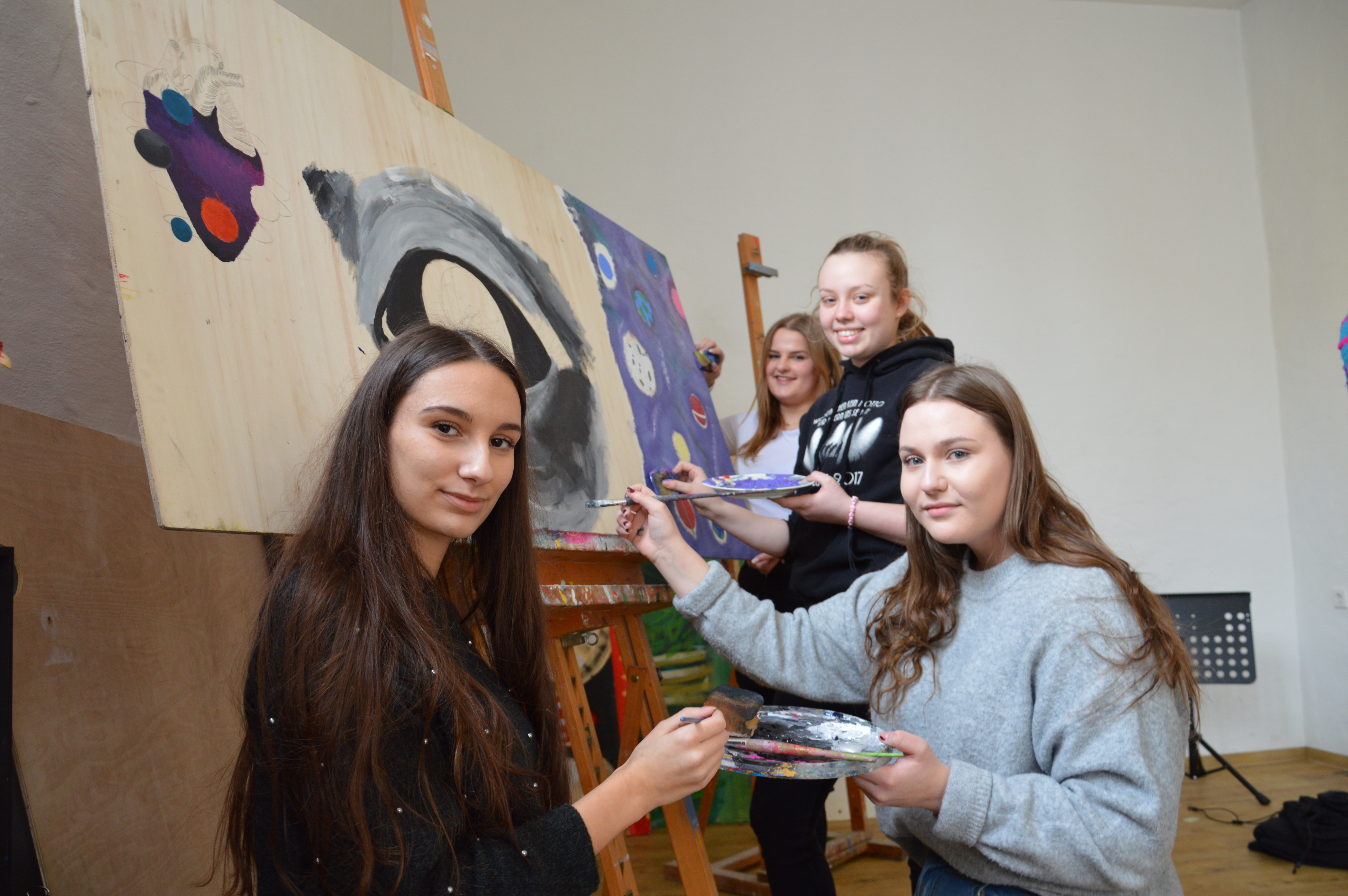 Um das Leben auf einem fremden Planeten geht es im Kunstprojekt "RaumTraum" der Musik- und Kunstschule Velbert zusammen mit der Realschule Kastanienallee. Manches wurde im Unterricht vorbereitet, anderes vor Ort erarbeitet, wie bei Mia (v.l.), Natascha, Anais und Veronika.