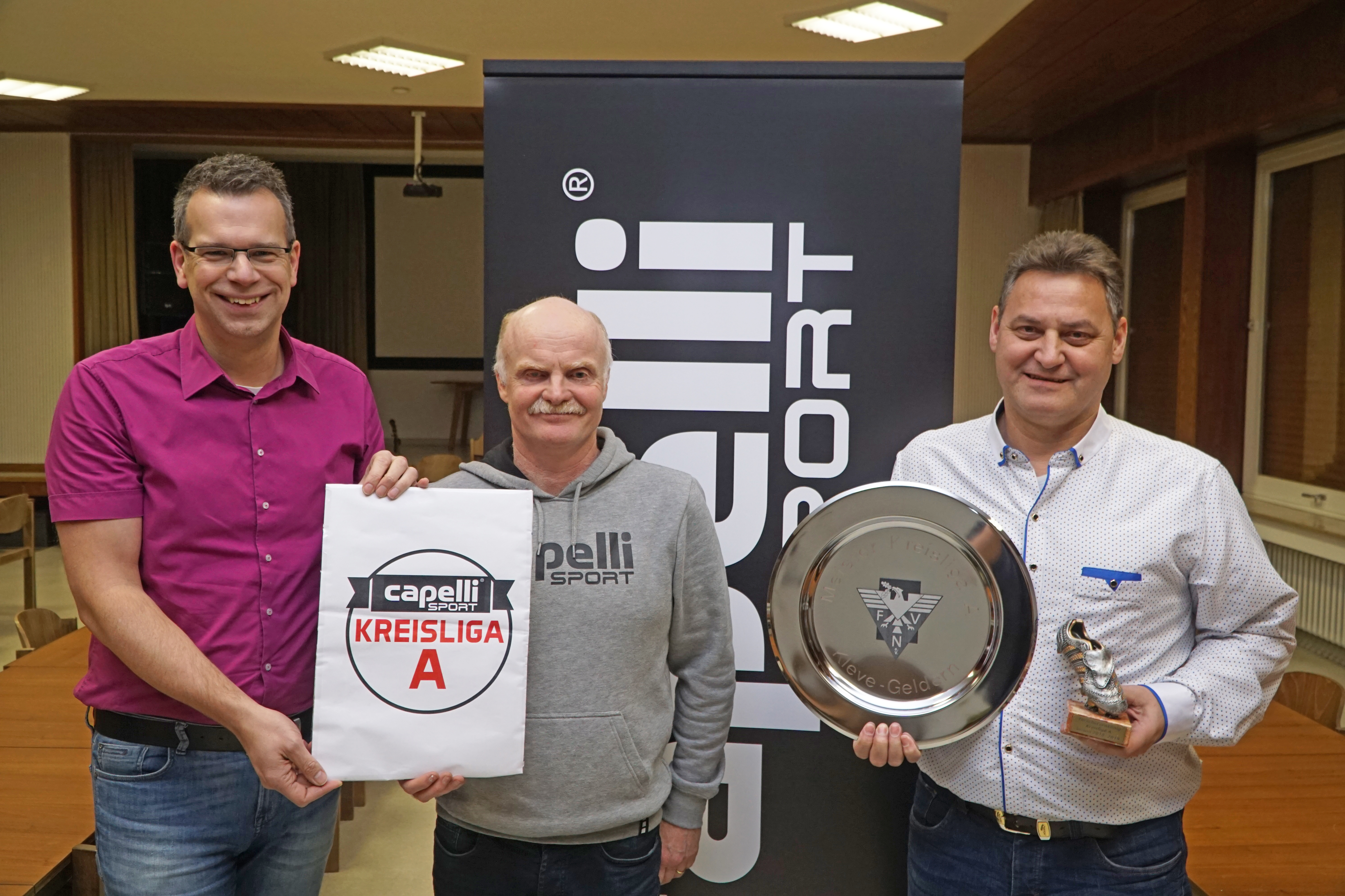 Holger Tripp, Spielleiter, Ralf Fischer von Capelli-Sport und Edgar Borgmann, Vorsitzender des Kreisfußballverbandes, freuen sich auf die neue Kooperation.