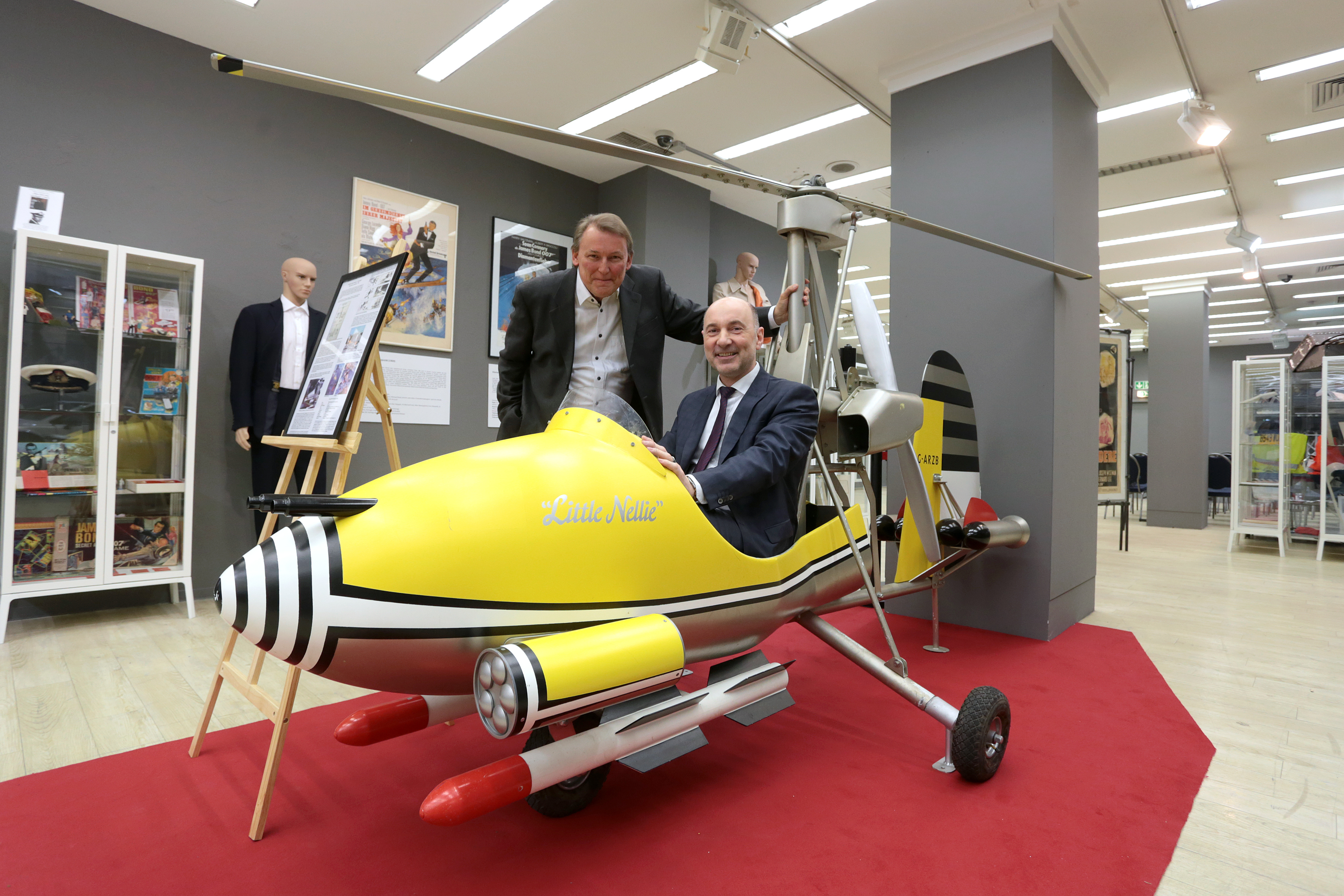 Der Filmjournalist, Buchautor und Bond-Kenner Dr. Siegfried Tesche (l.) und Mario Schiefelbein, Geschäftsführer Bochum Marketing, im Mini-Hubschrauber Little Nellie.