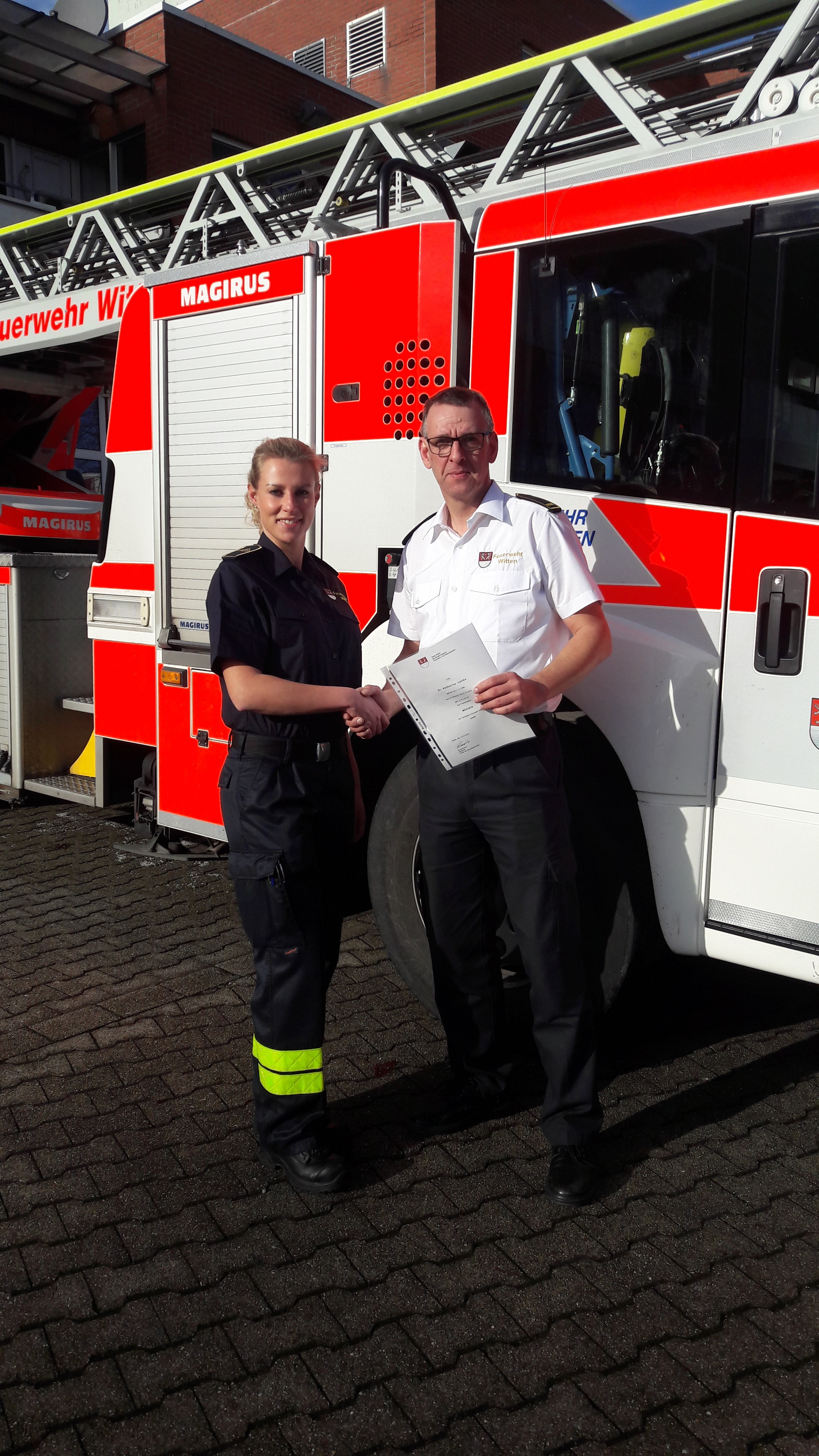 Dr. Katharina Lattka und Wittener Feuerwehrchef Mario Rosenkranz.