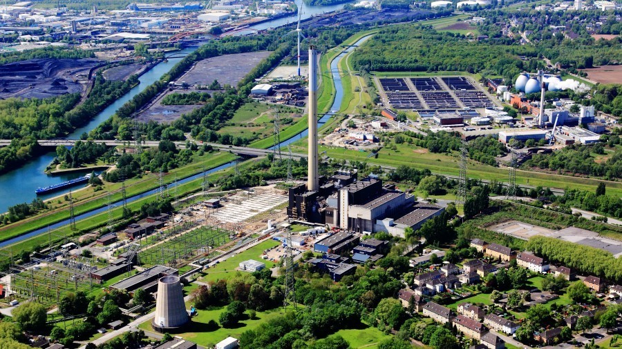Am Müllheizkraftwerk in Essen Karnap findet jetzt die Suche nach dem niedergegangenen Aktivkoksgranulat statt, dessen schwarze Stückchen zwischen fünf und zehn Millimeter groß sind.