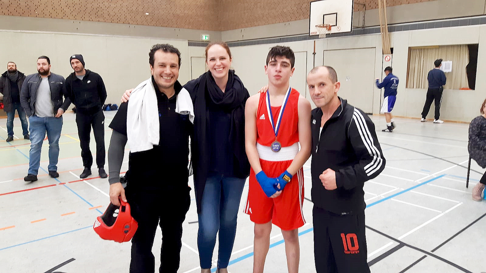 Der frischgebackene niederrheinische Vize-Jugendmeister Mohamed Demir (2.v.r) zusammen mit (v.l) Trainer Mohamed Zaitouni, VKJ-Geschäftsführerin Vera Luber und Trainer Gjevdet Gashi Foto: VKJ
