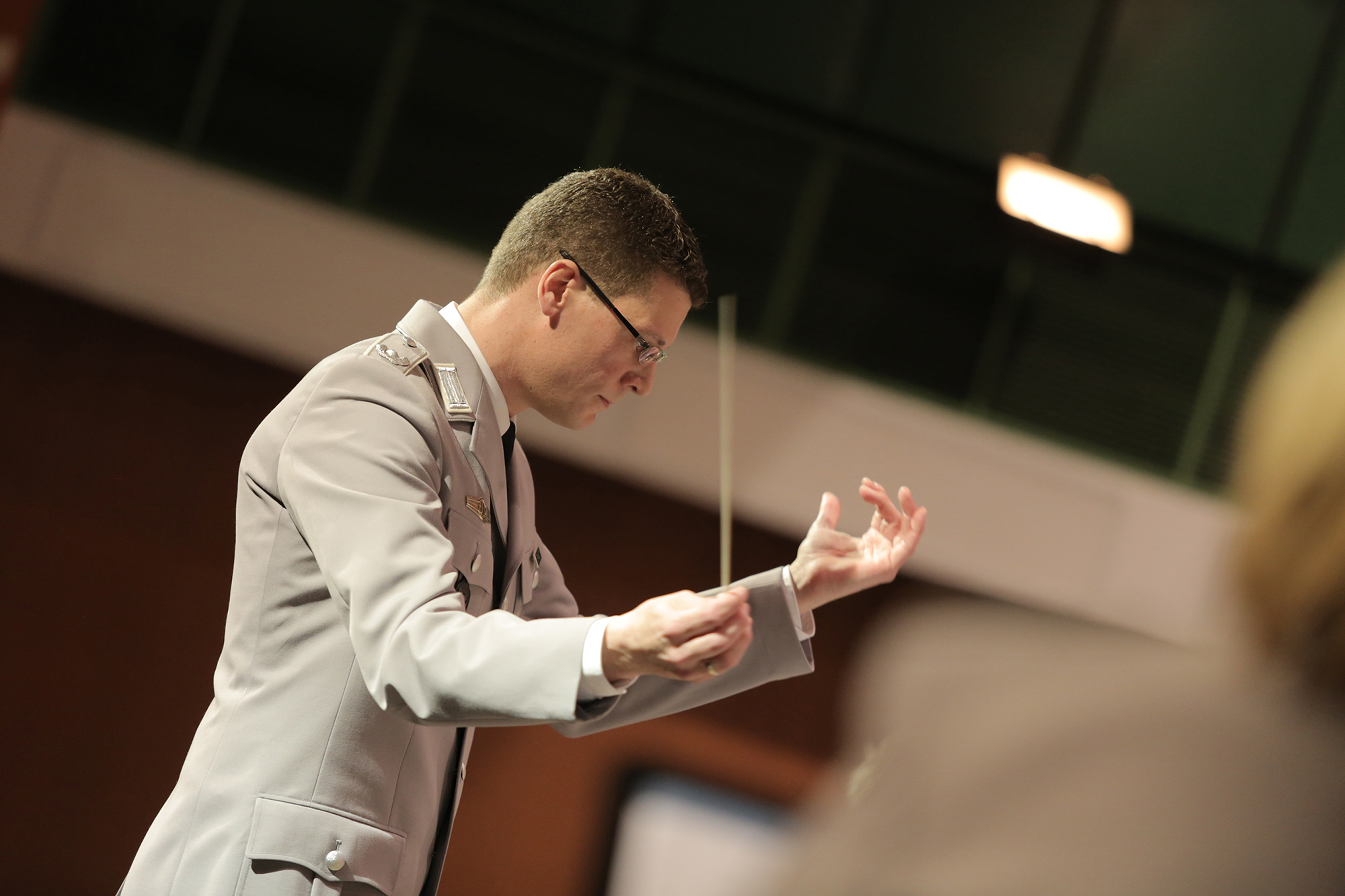 Oberstleutnant Tobias Terhardt beim ersten Gastspiel des Heeresmusikkorps Kassel in Wickede 2017.