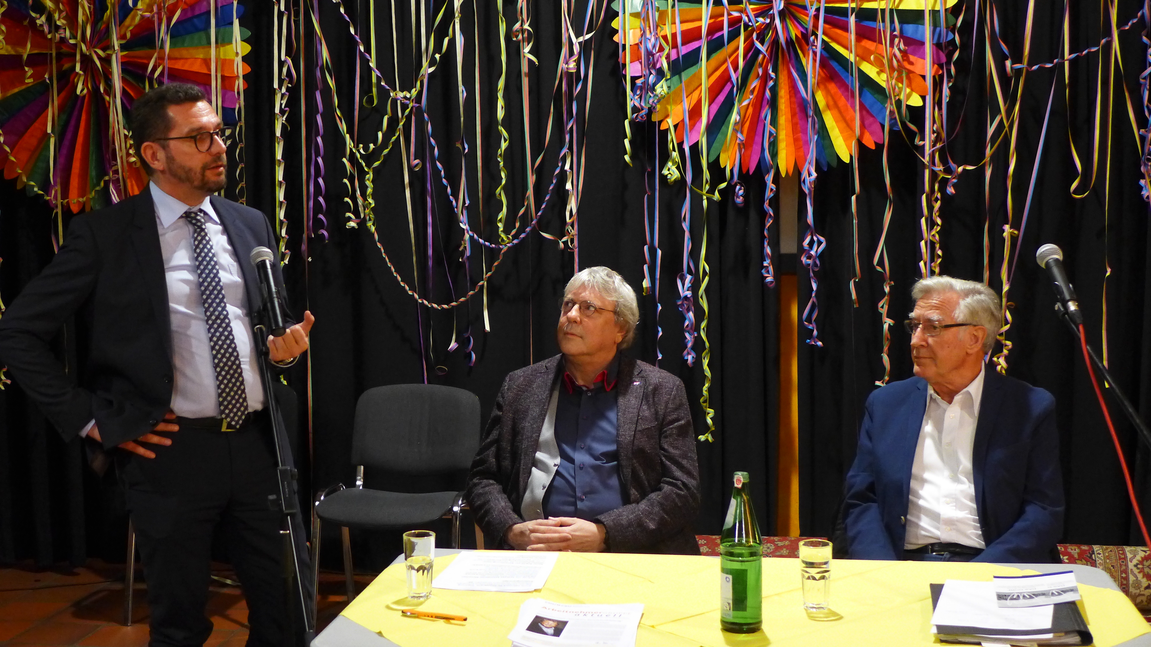 Stiftungsvorstand Carsten Bräumer (links), MdB Uwe Schummer und der Vorsitzende des Eltern- und Betreuerbeirates der Theodor-Fliedner-Stiftung.