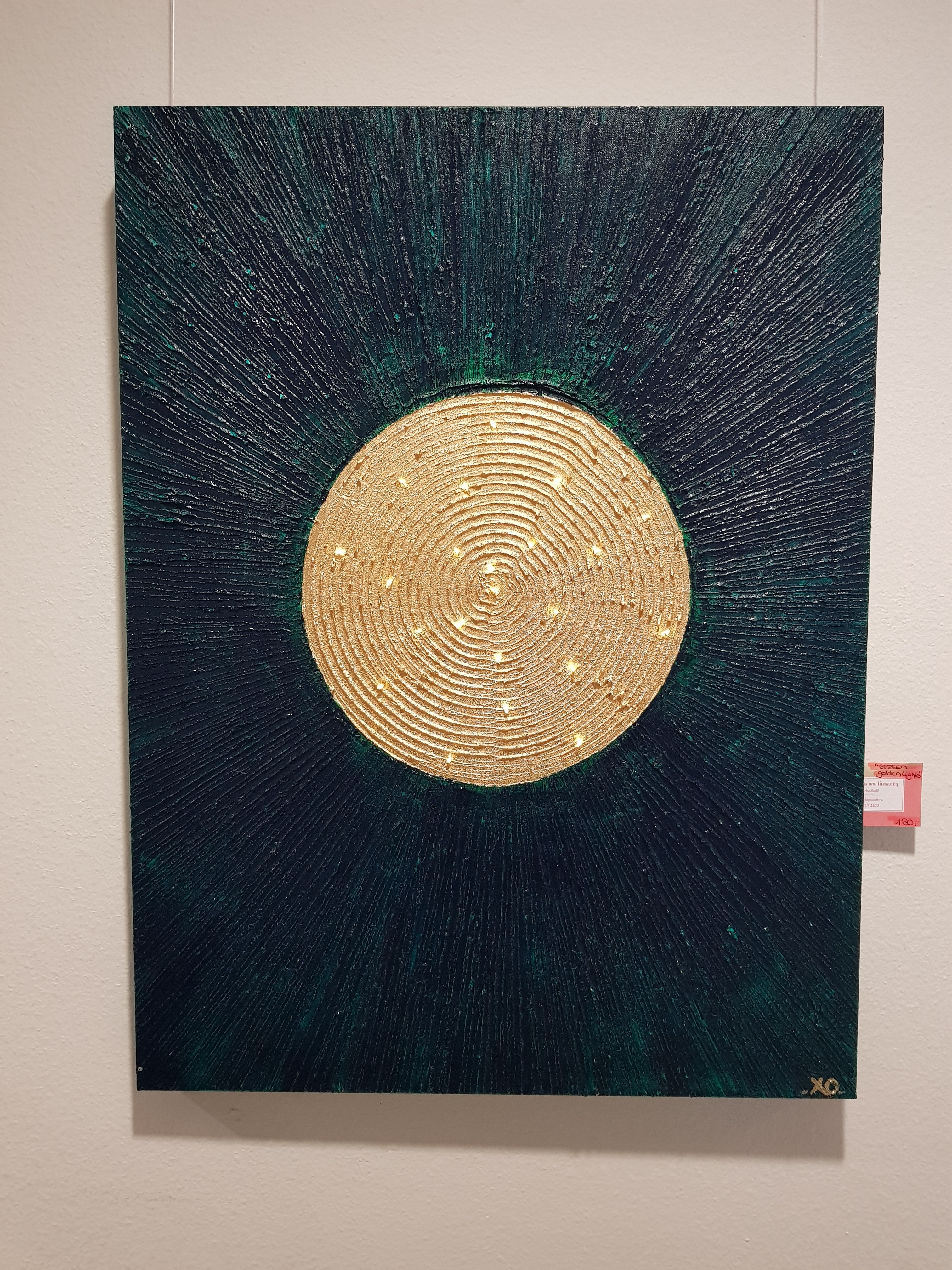 Das Foto zeigt eine Arbeit mit Lichtinstallation in dem goldenen Kreis, die besonders toll bei gedimmtem Licht heraussticht.