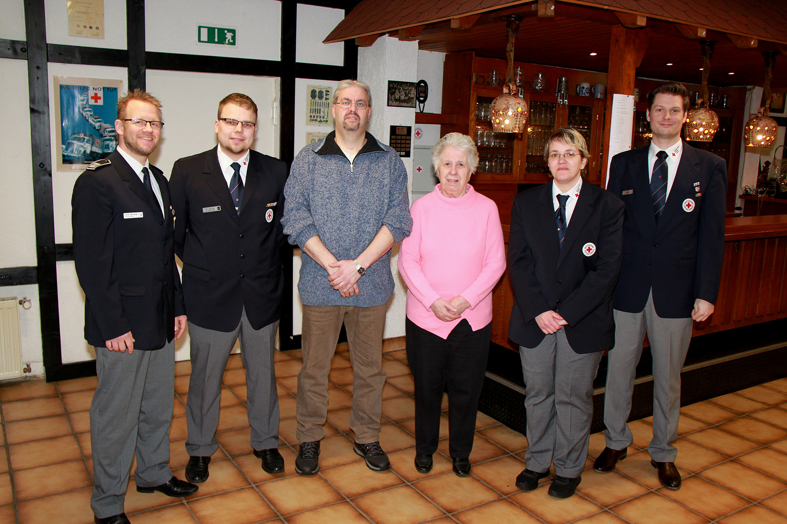 Das Foto zeigt (v.l.) Dirk Behrens (Vorsitzender und Rotkreuzleiter), Christopher Grundmann (stv. Vorsitzender und stv. Rotkreuzleiter), Frank Eickelmann (15 Jahre Rotkreuzarbeit), Christel Ewald (10 Jahre Rotkreuzarbeit), Svenja Scharrelmann (Schatzmeisterin) und Jan Hoffmann (ausgeschiedener Schatzmeister).