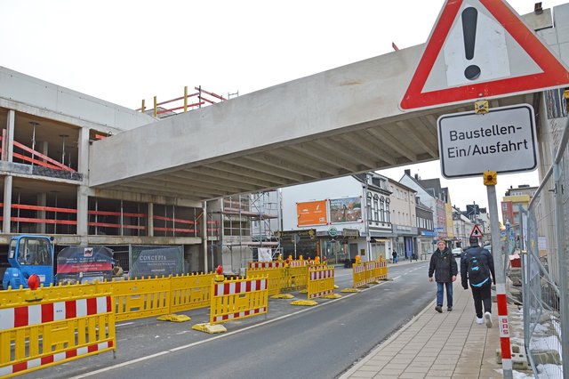 Die Brücke an der Oststraße in Velbert ist da Parken statt Wohnen