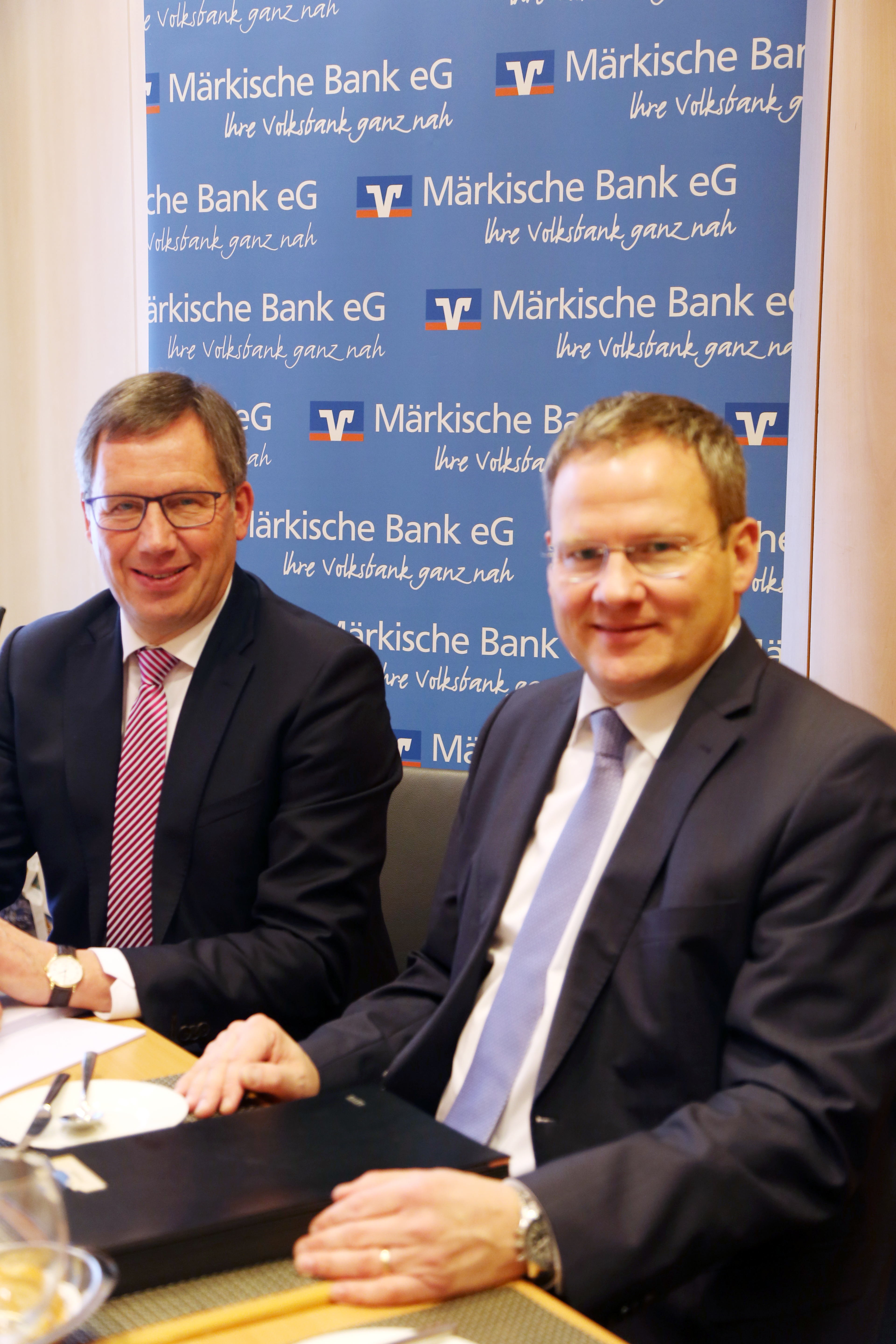 Vorstandsvorsitzender Hermann Backhaus (li.) und Achim Hahn als weiteres Vorstandsmitglied freuten sich über das "herausragende Wachstum" der Märkischen Bank in 2018. Foto: Schulte