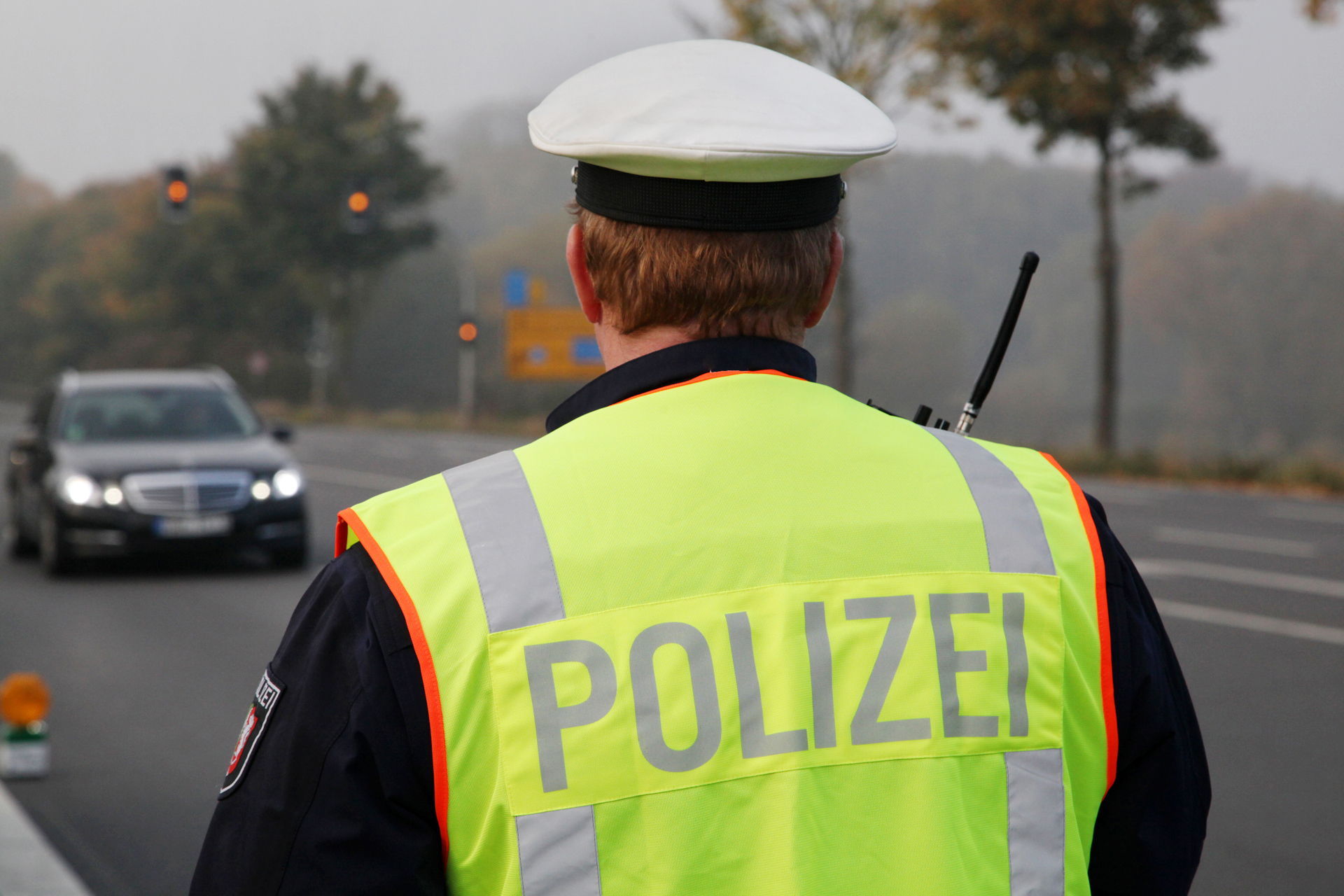 Polizisten regeln den Verkehr an der Unfallstelle.