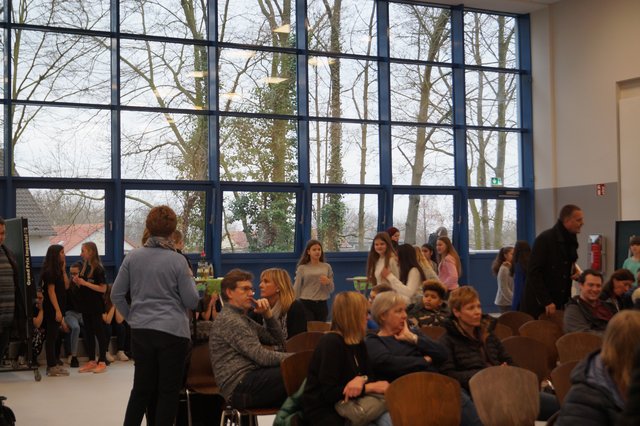 Die große Fensterfront lässt viel Licht herein. | Foto: Schwalbert