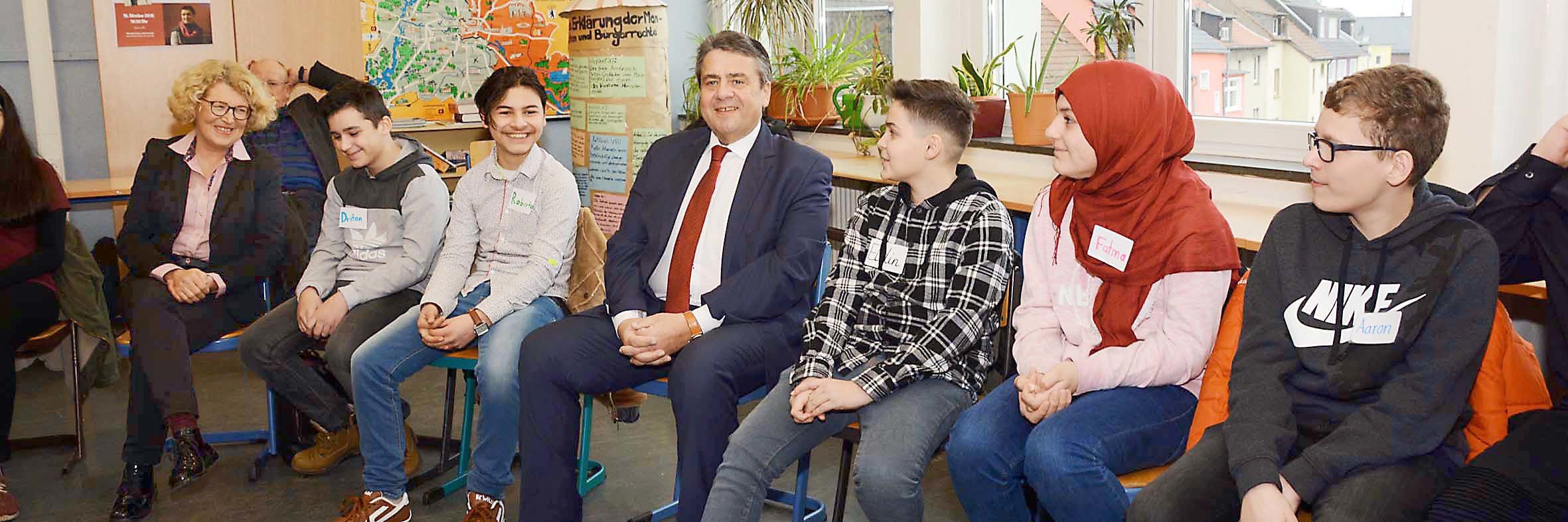 Gern beantwortete Sigmar Gabriel den Gertrud-Bäumer-Schülern auch Fragen rund um seine Arbeit.