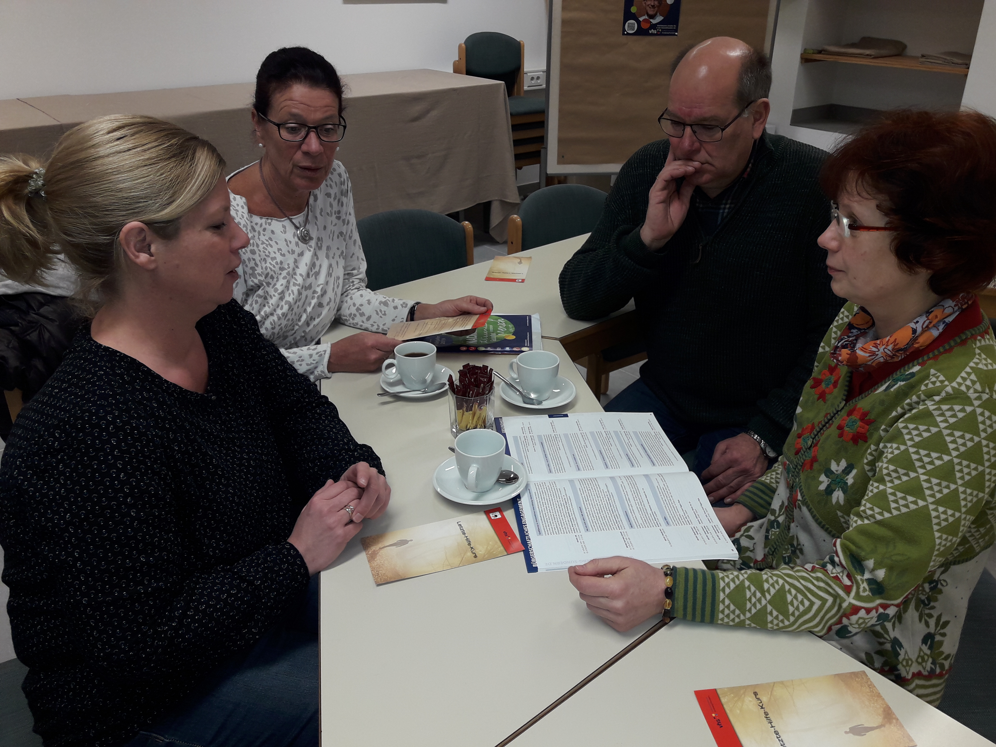 Die Kursleiterinnen Sandra Luckey und Gisela Cramer werten gemeinsam mit Sylvia Müller-Dörfler und Klaus-Rainer Willeke (beide VHS Arnsberg/Sundern) die gemachten Erfahrungen aus.