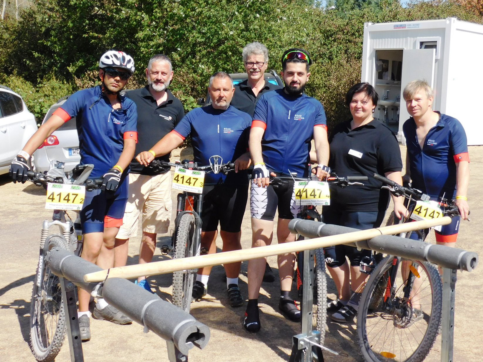 Das Team vor dem Start zum 24 Stunden Rennen 2018 (v.l.n.r.): Armin Ahmadi (Fahrer aus Afghanistan – AWO-Fahrradwerkstatt), Jörg Löbe (Bürgerstiftung), Wolfgang Voßkamp (ADFC), Achim Arians (technischer Service und Motivationsunterstützung, ADFC), Laith Alsokhne (Fahrer aus Syrien), Oxana Wolf (AWO - Integrationsagentur Neumühl), Joachim Krauß (Fahrer aus Deutschland).