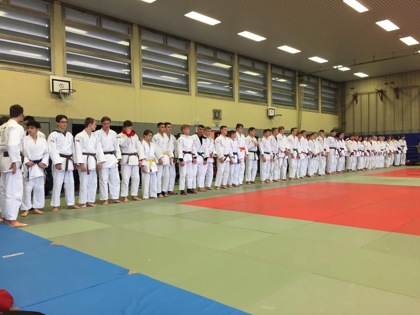 Ein großes Teilnehmerfeld erwartete die Judoka vom Judo-Team Holten bei der Bezirkseinzelmeisterschaft der U18 in Neuss. (Foto: Judo-Team Holten)