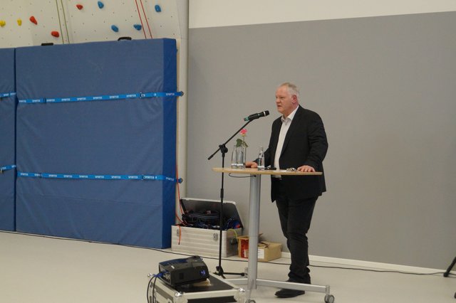 Schulleiter Dirk Rentmeister bei der Einführung. | Foto: Schwalbert