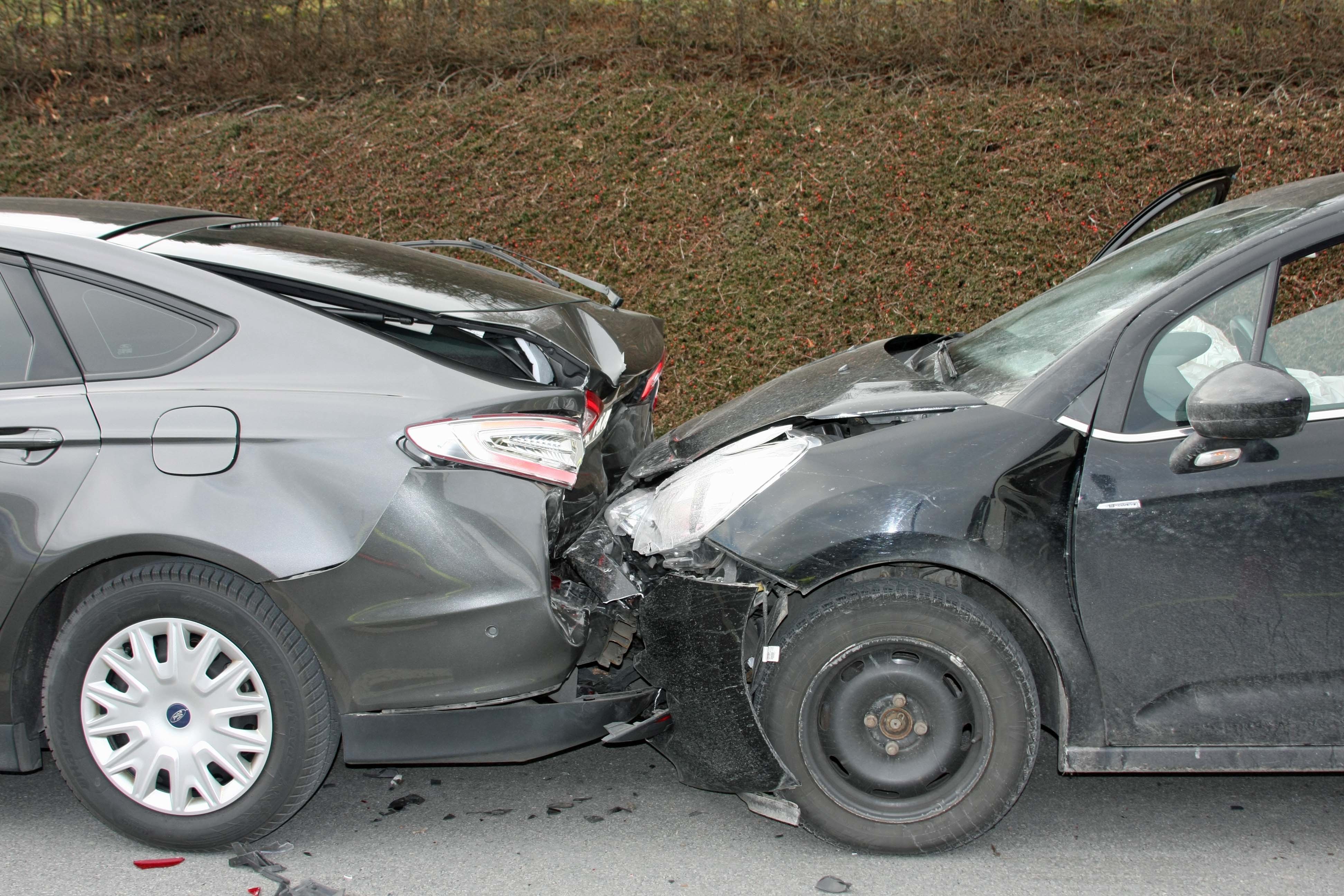 Bei einem Verkehrsunfall mit drei beteiligten Pkws ist am Mittwochnachmittag auf der Grimmestraße eine junge Frau leicht verletzt worden.