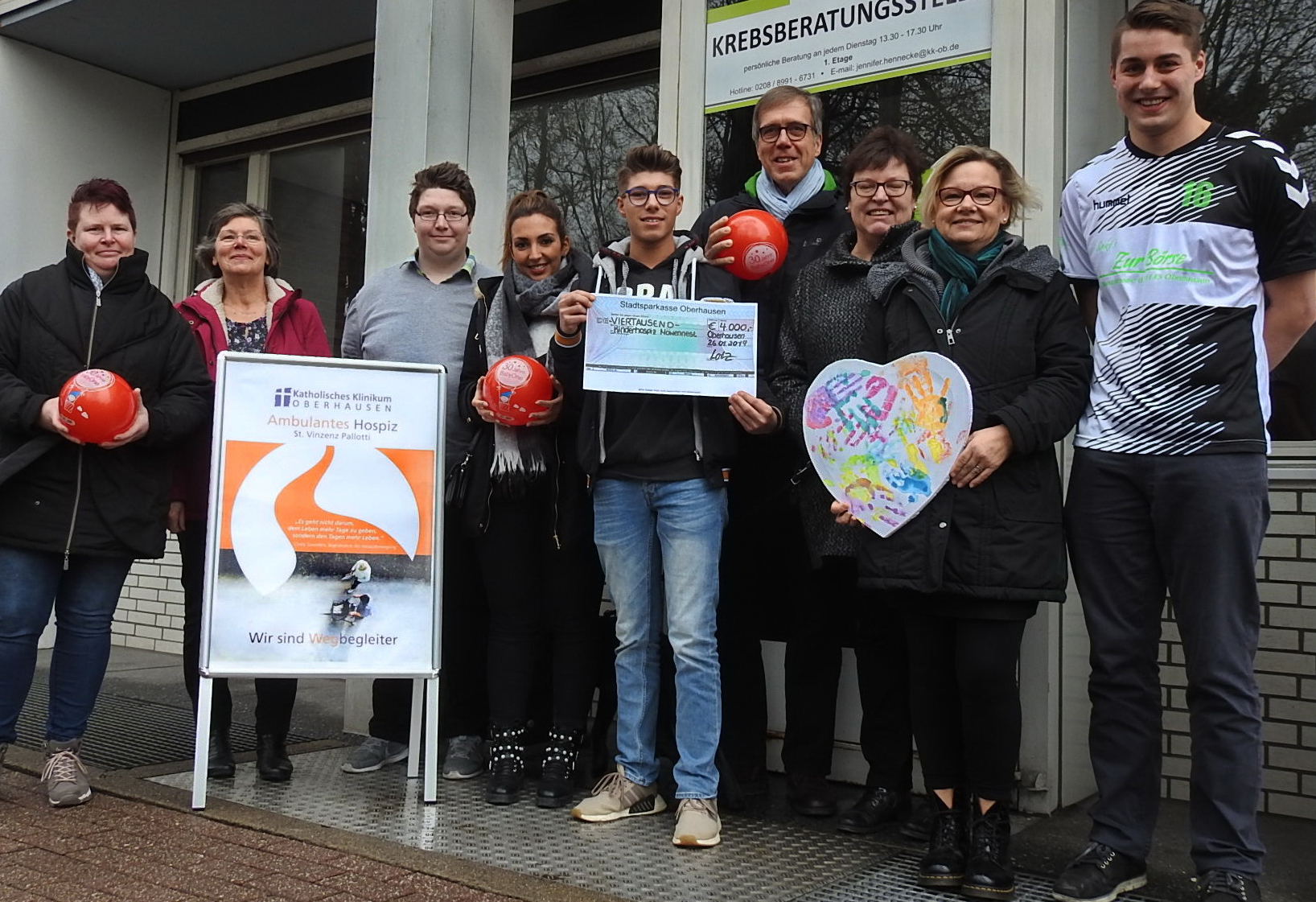 Sie freuten sich über die Spende (v.l.): Kerstin Merckens, Magdalene Esser (ehrenamtliche Mitarbeiterinnen im Möwennest), Tobias Lotz, Jennifer Nink (beide TBO), Davin Herbrüggen, Fiedel Küpper (ehrenamtlicher Mitarbeiter im Möwennest), Heike Sieben, Gisela Müntjes (Koordinatorinnen im Möwennest) und Tobias Meier (TBO). Foto: privat