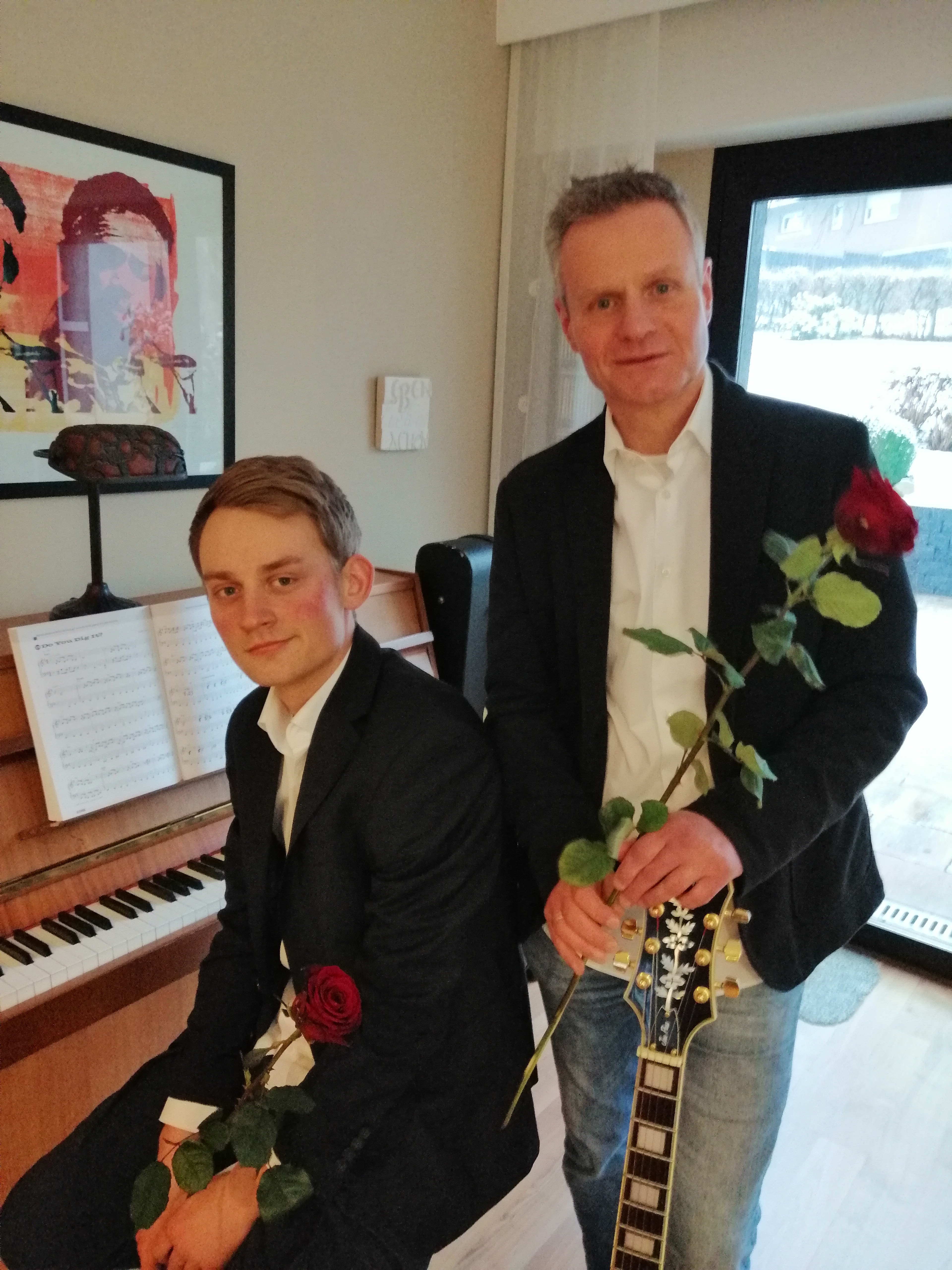Gemeindereferent Heiner Redeker mit seinem Sohn Lukas, der ihn am "Erzählabend" musikalisch begleiten wird. Foto: Privat