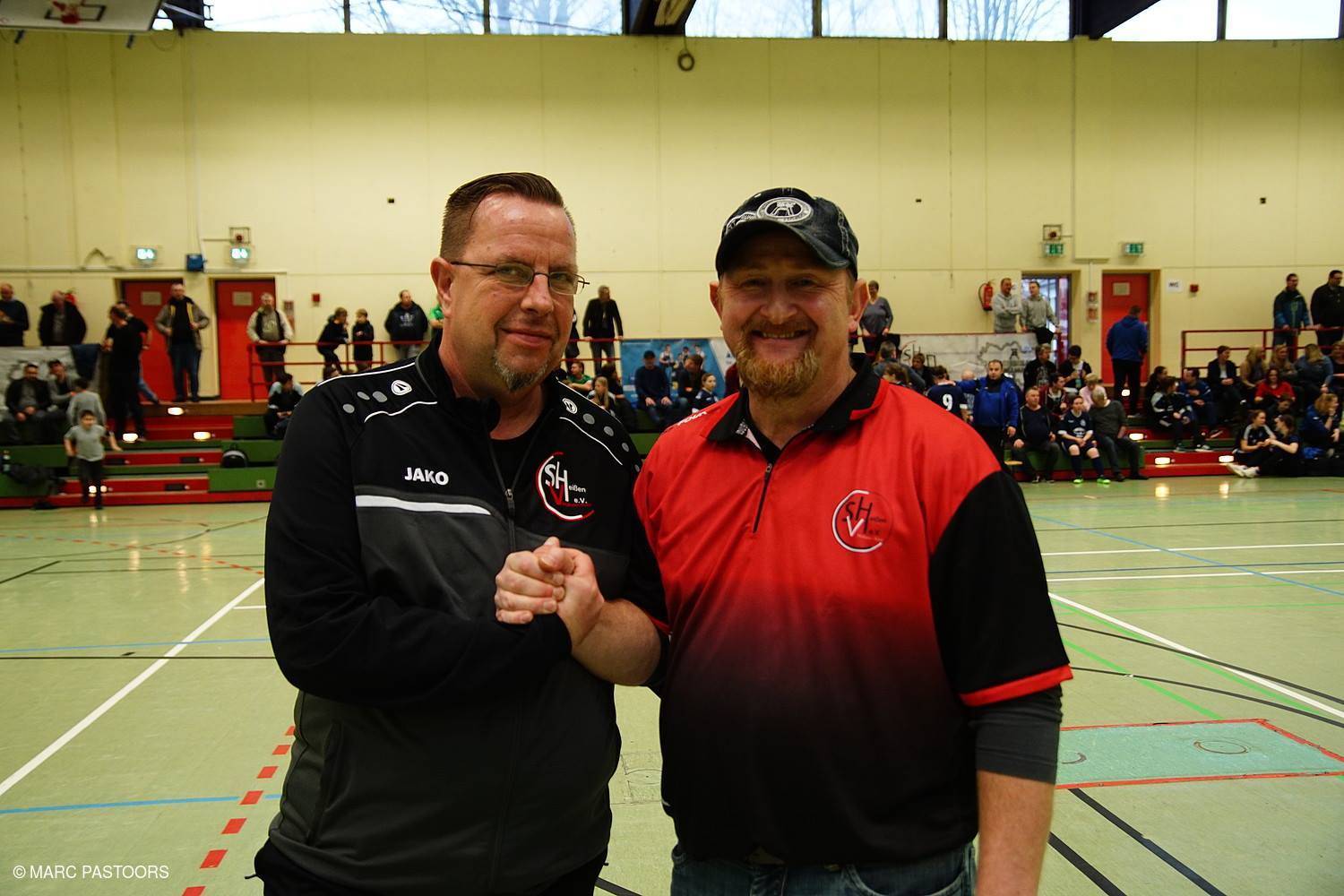Trainer Arnd Popiecz und Sportlicher-Leiter Frauenfußball Bernd Ostermann , werden ihren erfolgreichen Weg auch in der Zukunft gehen.