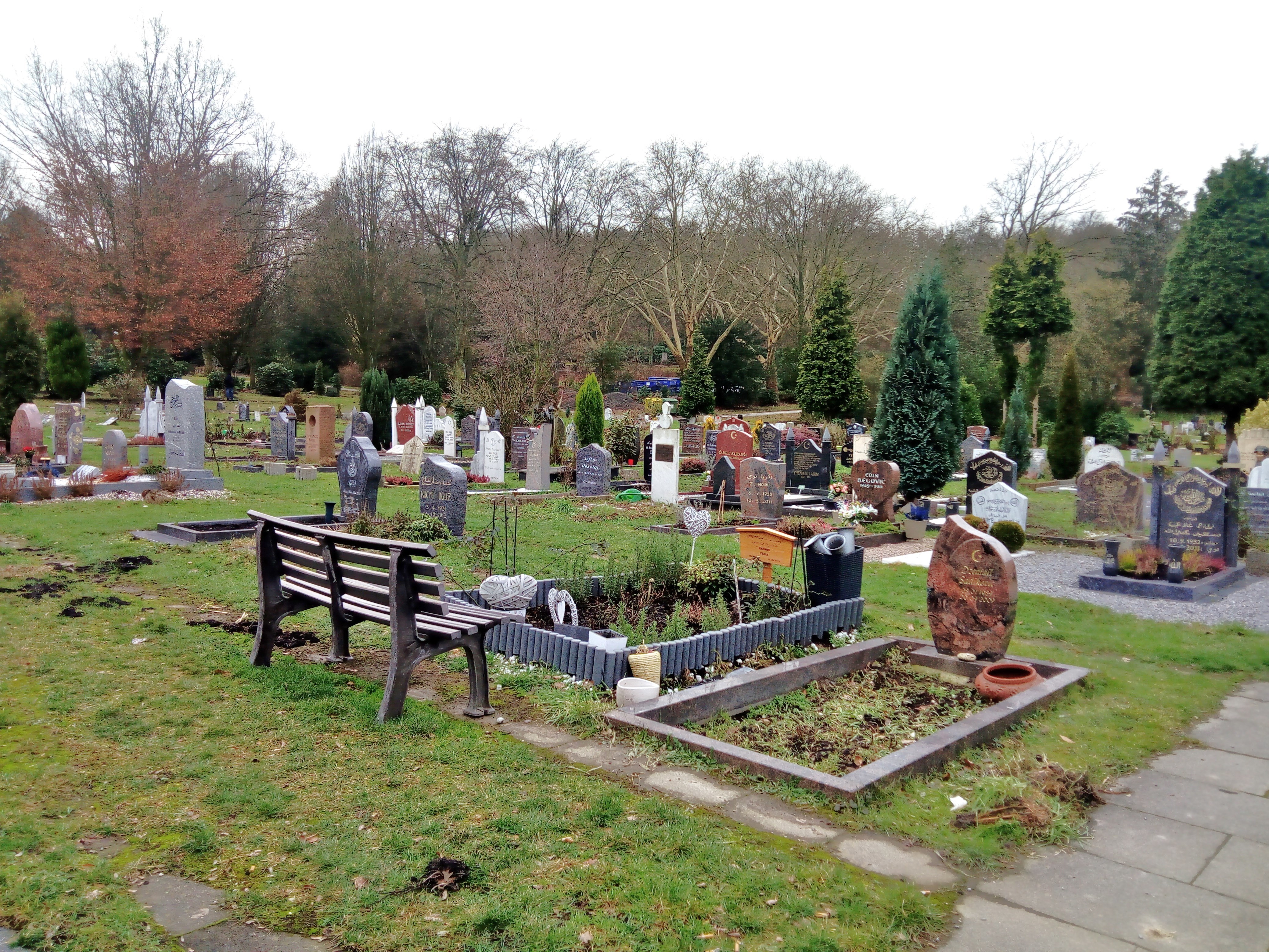 Gegenüber anderen Grabfeldern auf dem städtischen Friedhof Am Hallo fällt durchaus auf, dass für die Grabstellen der hier beerdigten Muslime und Muslimas öfter in repräsentative Grabsteine investiert wird, als es in den vergangenen Jahren für die anderen Grabfelder üblich ist.
