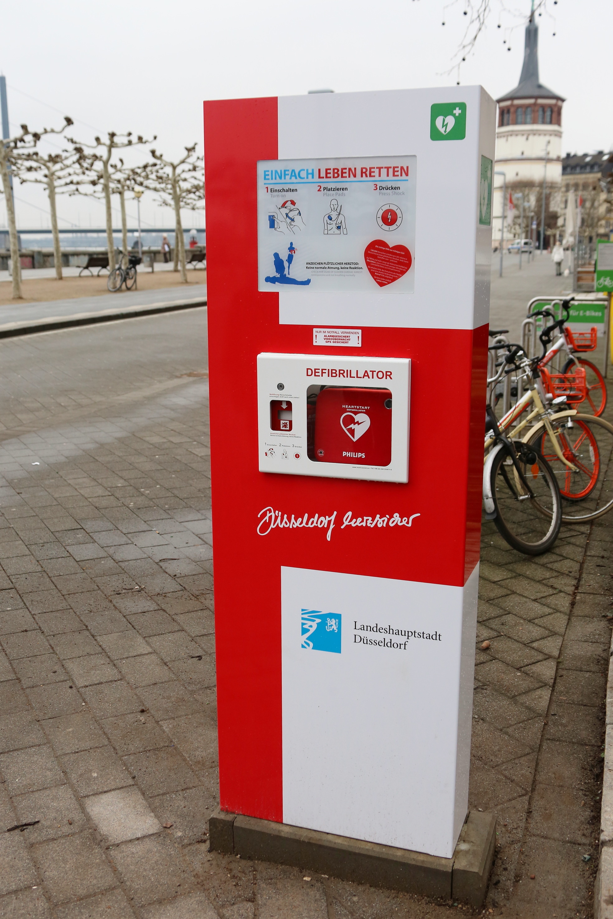 Die neue Defi-Säule an der Rheinufer-Promenade