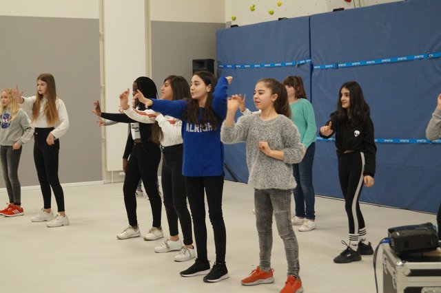 Eine Mädchengruppe zwigte, was demnächst hier an Tanz- und Sportmöglichkeiten geht. | Foto: Schwalbert