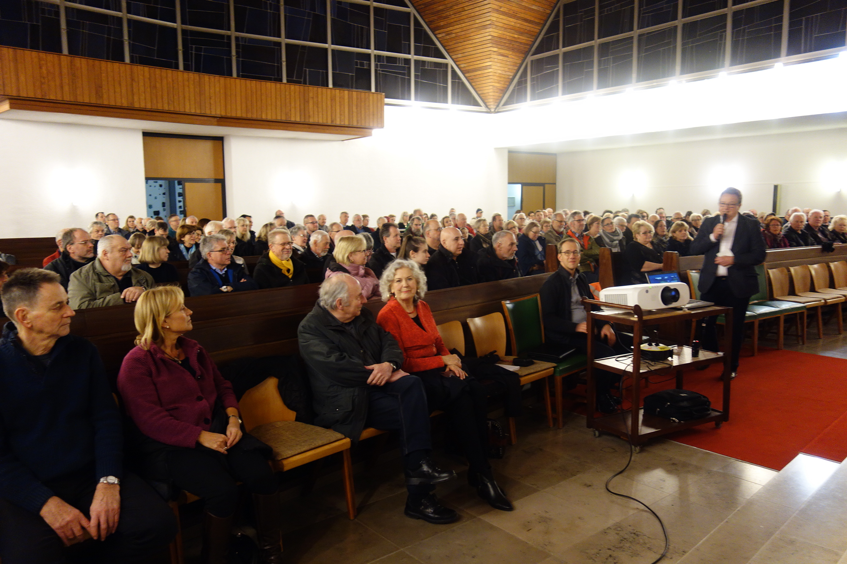 Volles Kirch-Haus, Klaus Persch moderiert. Was ist los?