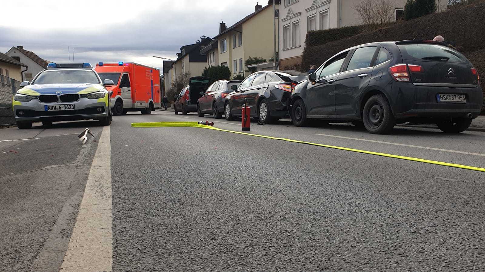 Der Auffahrunfall ereignete nahe der Bushaltestelle unterhalb der Einmündung zur Straße Neuer Schulweg in Arnsberg.