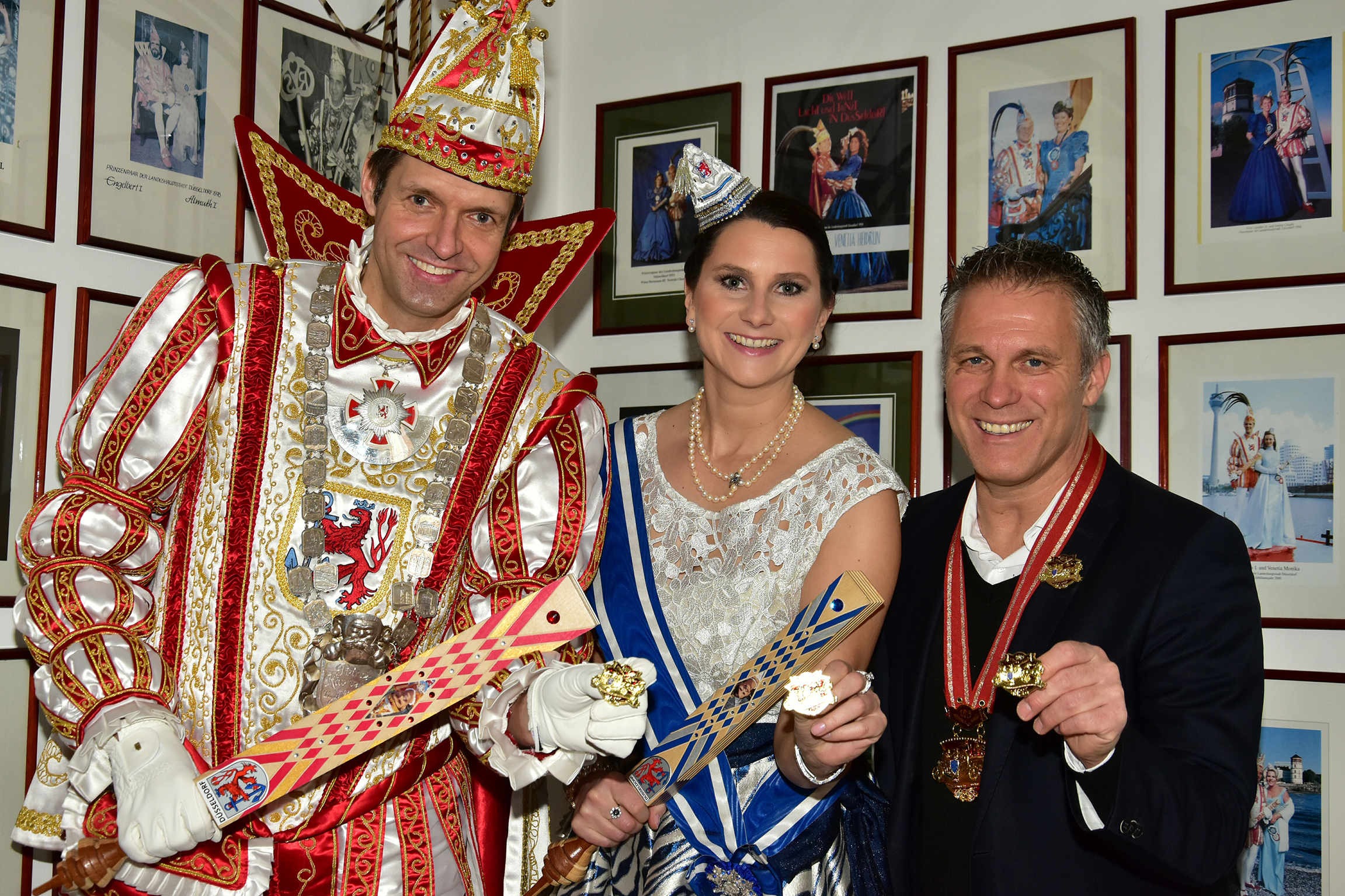 Prinz Martin I., Venetia Sabine und Stiftungskurator Ulrich Bohnen präsentieren den Spendenpin. Foto: CC