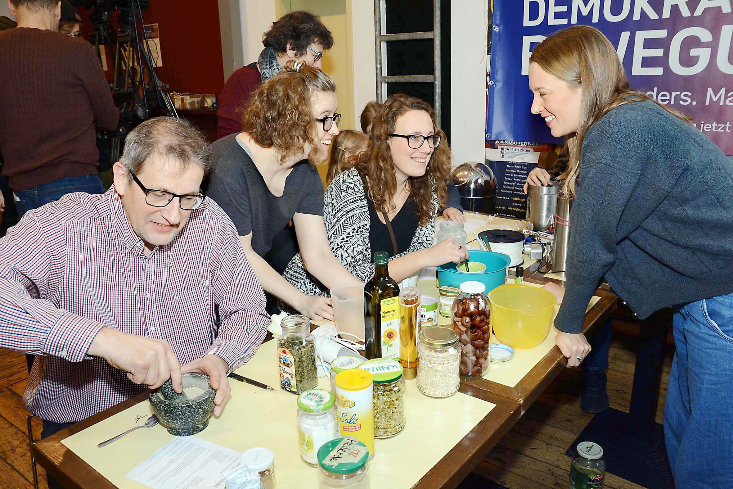 Weniger Müll ist mehr Umweltschutz: Daher lud die Initiative "Frau Lose" zum Selbermach-Workshop ins Kulturzentrum Wichern ein. Kostenlos konnten Dortmunder ihr Schampoo, Zahnpasta und Waschmittel und vieles mehr für den Hygienebedarf ganz ohne Plastikflaschen und Mikropartikel selbst herstellen. Die Gruppe will im Unionviertel einen "unverpackt"-Laden eröffnen und lose Lebensmittel, möglichst bio, aus der Region anbieten. Hier wollen die engagierten Dortmunder auch Selbermachstationen und Workshops für ein müllreduziertes Leben anbieten. Näheres online unter www.frau-lose.de.