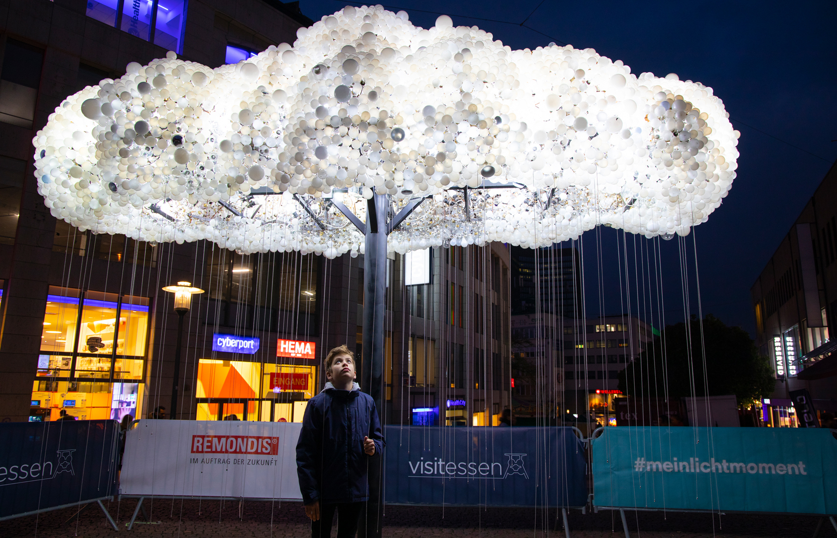 Ein Beispiel für nachhaltige Lichtkunst ist die Installation „The Cloud“ beim Essen Light Festival 2018.