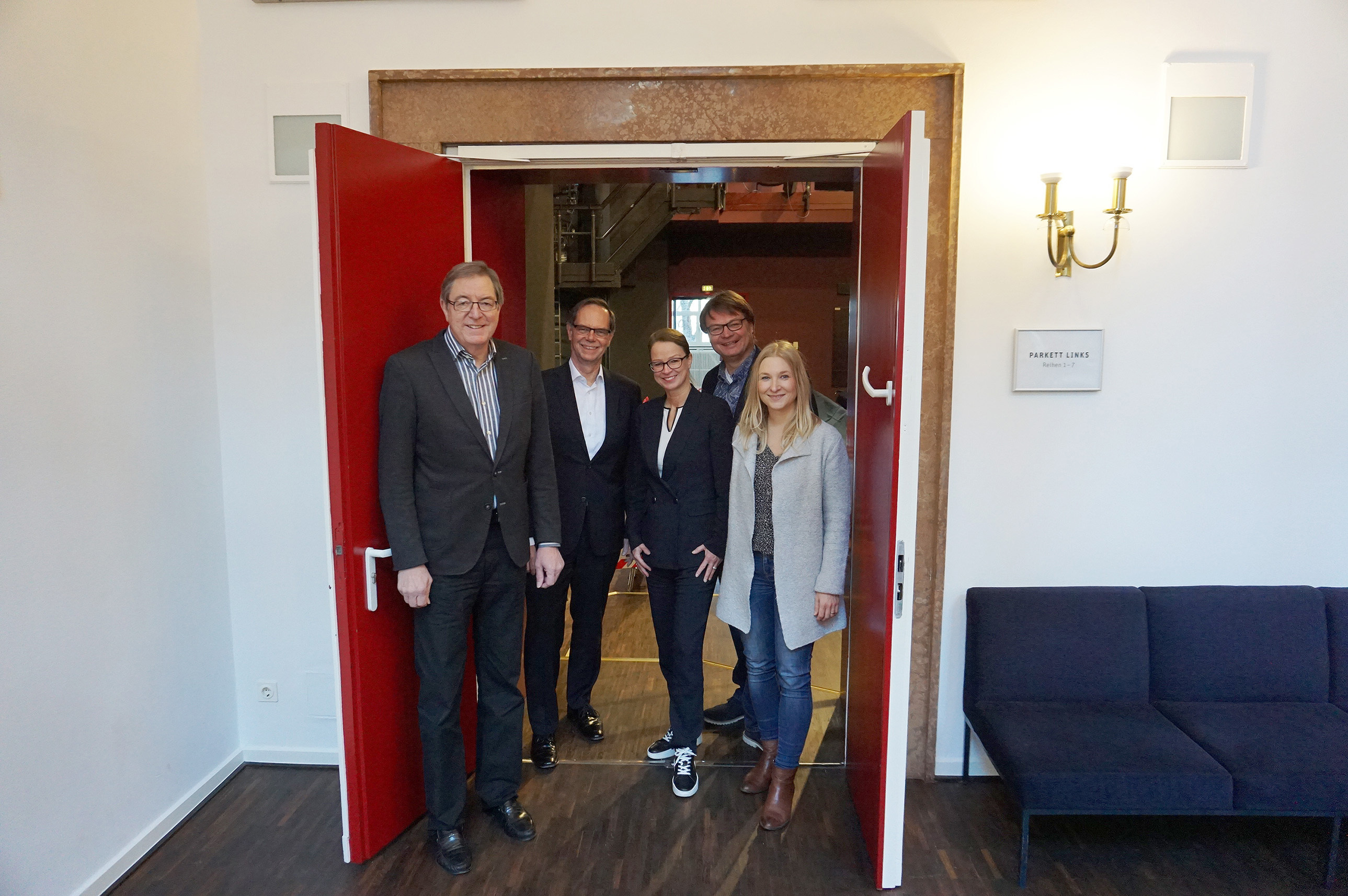 Hans Martz (Freundeskreis Theater und Philharmonie Essen e.V.), Wolfgang Schmitz (Sparkasse Essen), Tanja Nelis (Funke Mediengruppe), Christian Tombeil (Intendant Schauspiel Essen), Lisa Jekosch (Funke Mediengruppe) (v. l.) freuen sich über den Rekorderlös für bedürftige Jugendliche und Kinder.