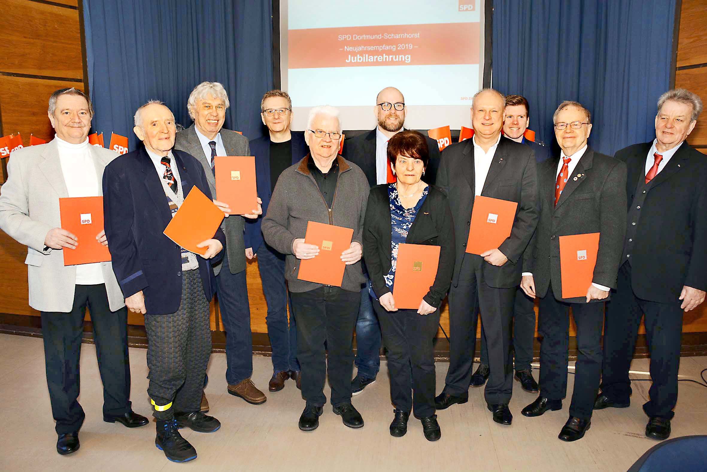 SPD-Europaparlamentarier Professor Dr. Dietmar Köster (4.v.l.) und der Scharnhorster SPD-Ortsvereinsvorsitzende Olaf Schlienkamp (6.v.l.) ehrten im Saalbau die treuen Sozialdemokraten.