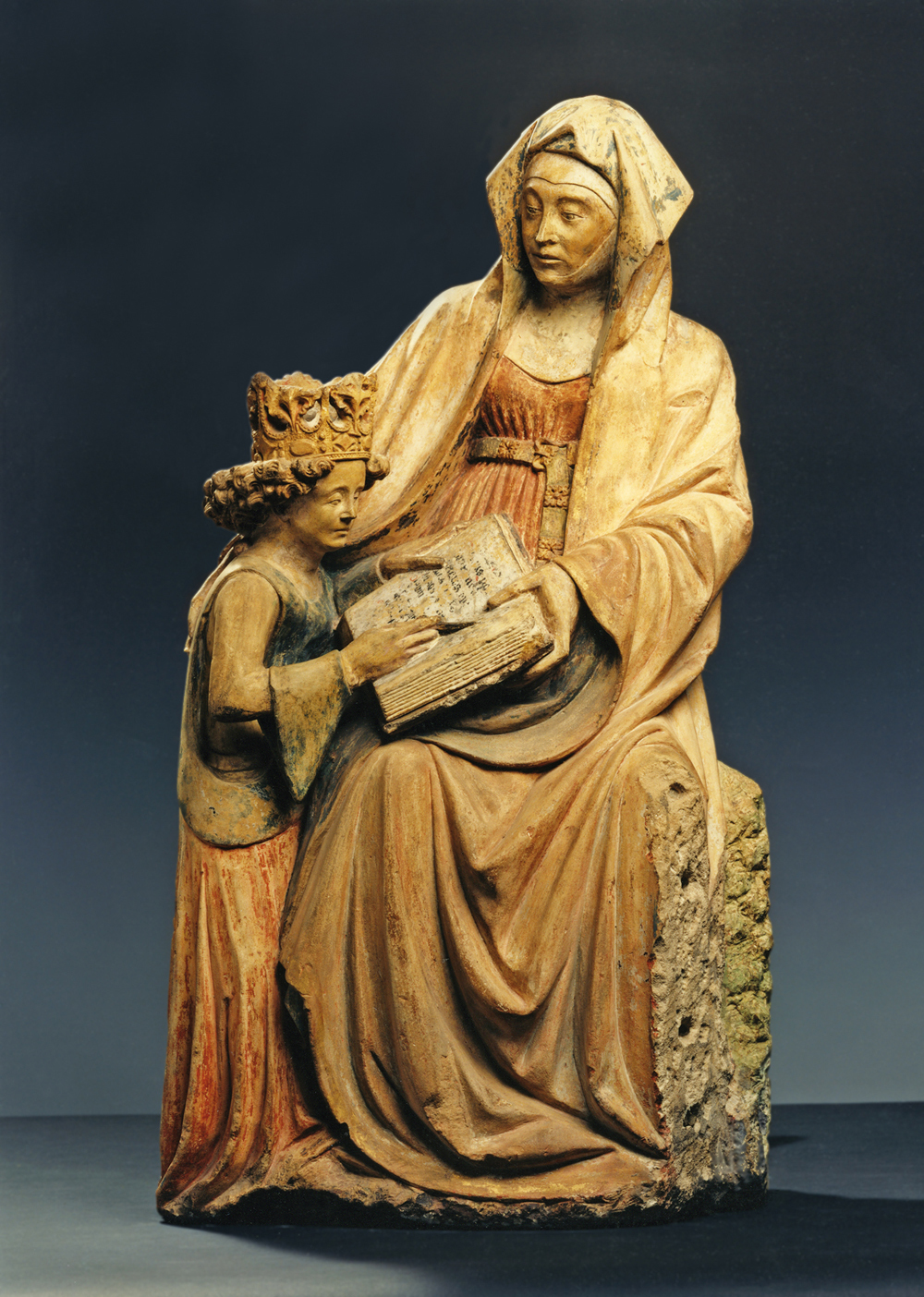 Das Herzstück der Ausstellung: Die Steinskulptur aus Nordfrankreich, Unterweisung Mariens, um 1450 © Senger, Bamberg. Foto: Ludwig Galerie
