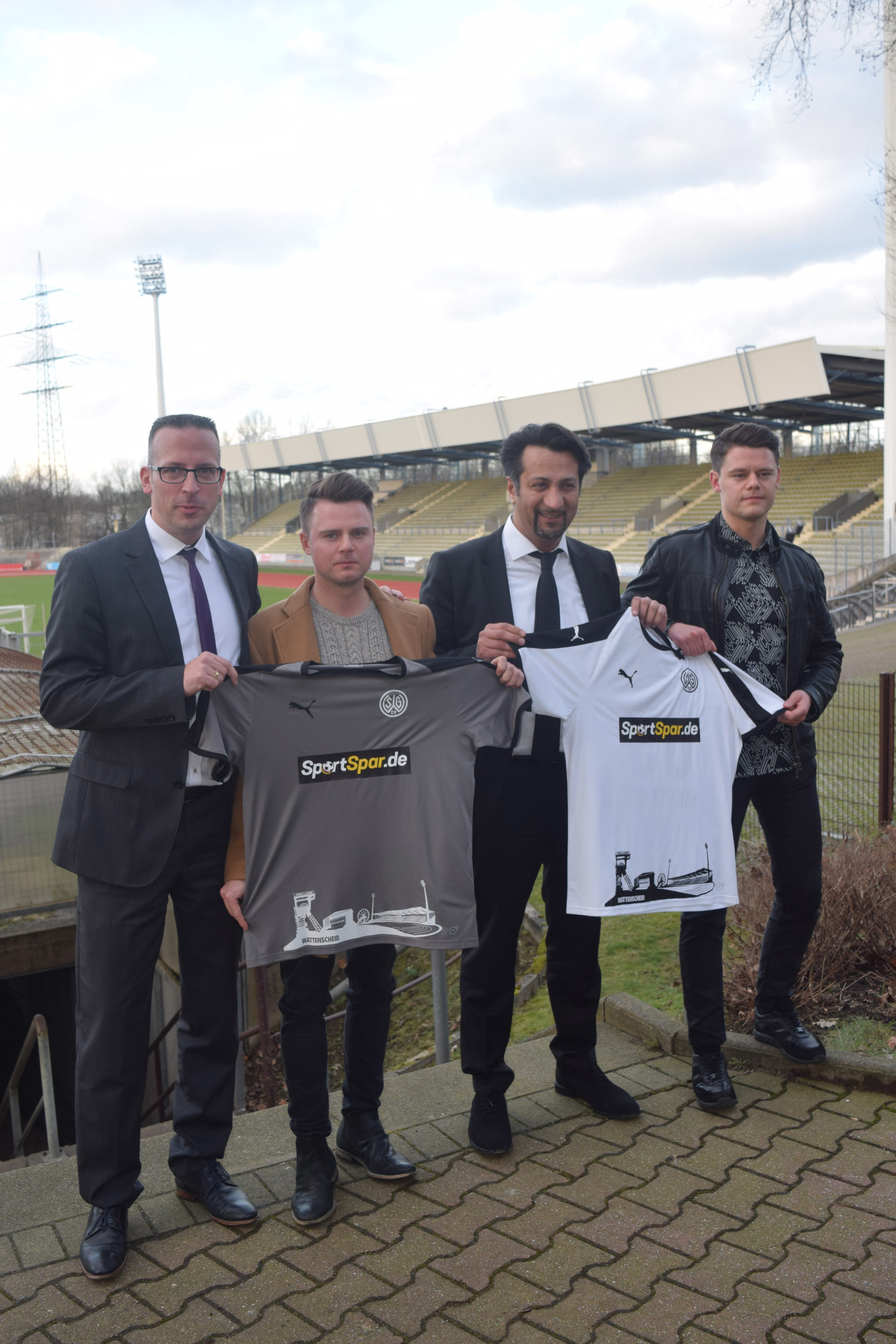 Die SG Wattenscheid 09 hat einen neuen Trikotsponsor. Eine längerfristige Zusammenarbeit wird von beiden Seiten angestrebt - wie Marc Rohmann (links/09-Sponsoring), die beiden Geschäftsführer Aleksandr und Jevgenij Borisenko und 09-Aufsichtsratschef Oguzhan Can mitteilten. Foto: Peter Mohr