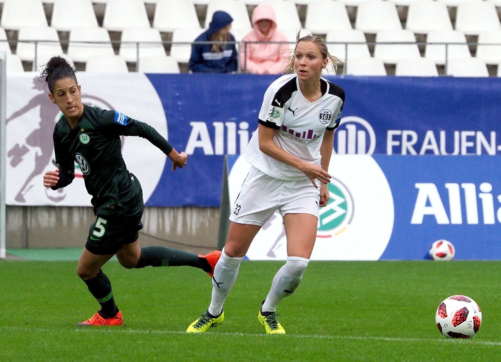 Turid Knaak (hier im Duell mit der Wolfsburgerin Claudia Neto) und die SGS spielen eine bärenstarke Saison.