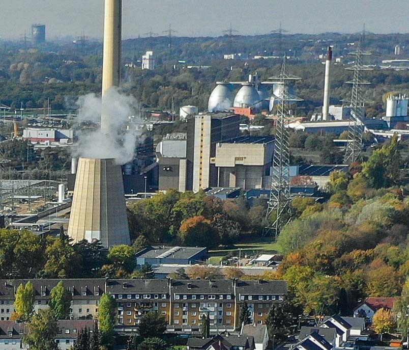 Rund ums Müllheizkraftwerk fegt RWE die ausgetretenen Granulatstücke weg.